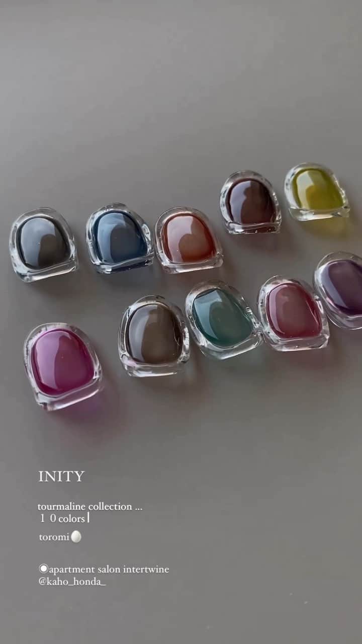 initygel_officialのインスタグラム：「tourmaline collectionで新たな世界  intertwine Kahoさん🤎 @kaho_honda_   kahoさんがトルマリンコレクションで超素敵すぎな 作品を。  オシャレすぎて是非チャレンジしてみたくなる 作品ですね🫧  kahoさんありがとうございました🥺  #Repost @kaho_honda_  ・・・ toromi... とても好評だったmy nail ガラス細工みたいなイメージだけど 何ネイルと名前をつけよう？🫥  INITY【tourmaline collection】 使用しました🫧 とろっとしたテクスチャーで ムラになりにくいです。  INITY様ありがとうございます🫧」
