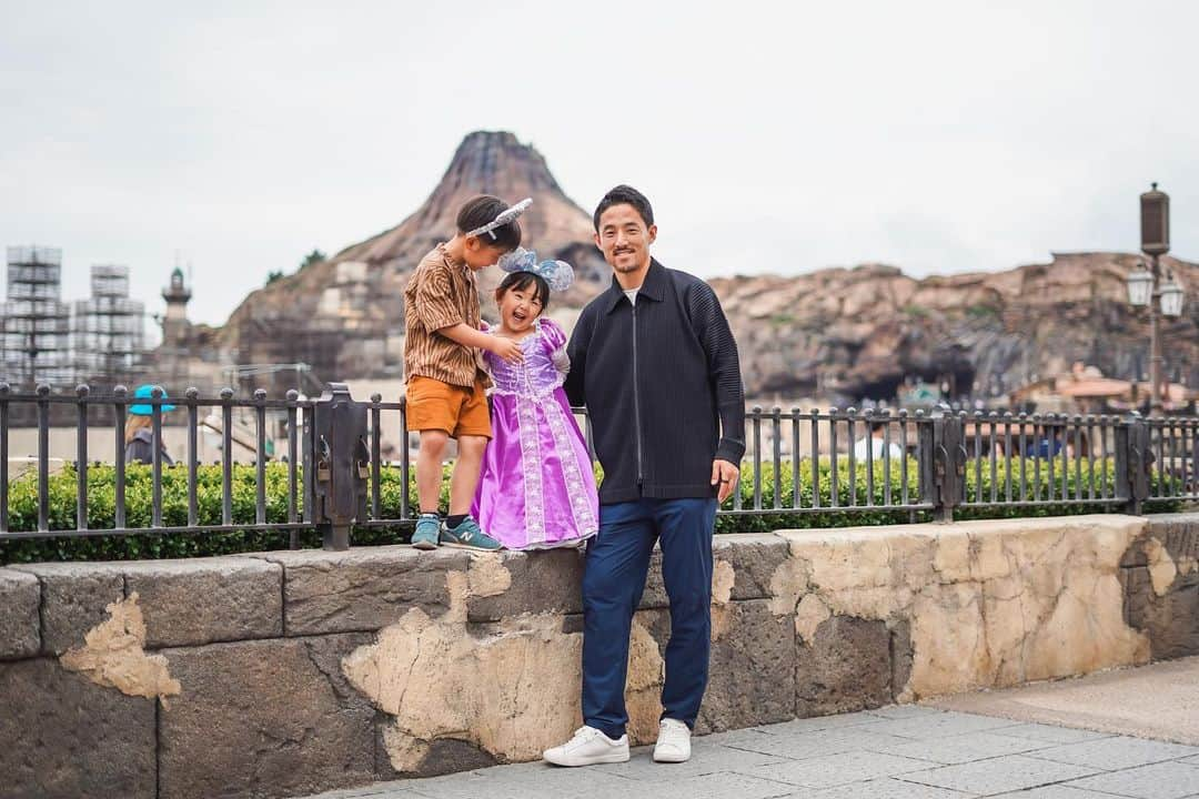 森岡亮太さんのインスタグラム写真 - (森岡亮太Instagram)「・  人生初のDisney sea! シュミット家からもらった ラプンツェル着てウキウキの娘🤣 楽しかったみたいで何より👑  #disneysea  #ラプンツェル」5月25日 8時36分 - ryota_morioka