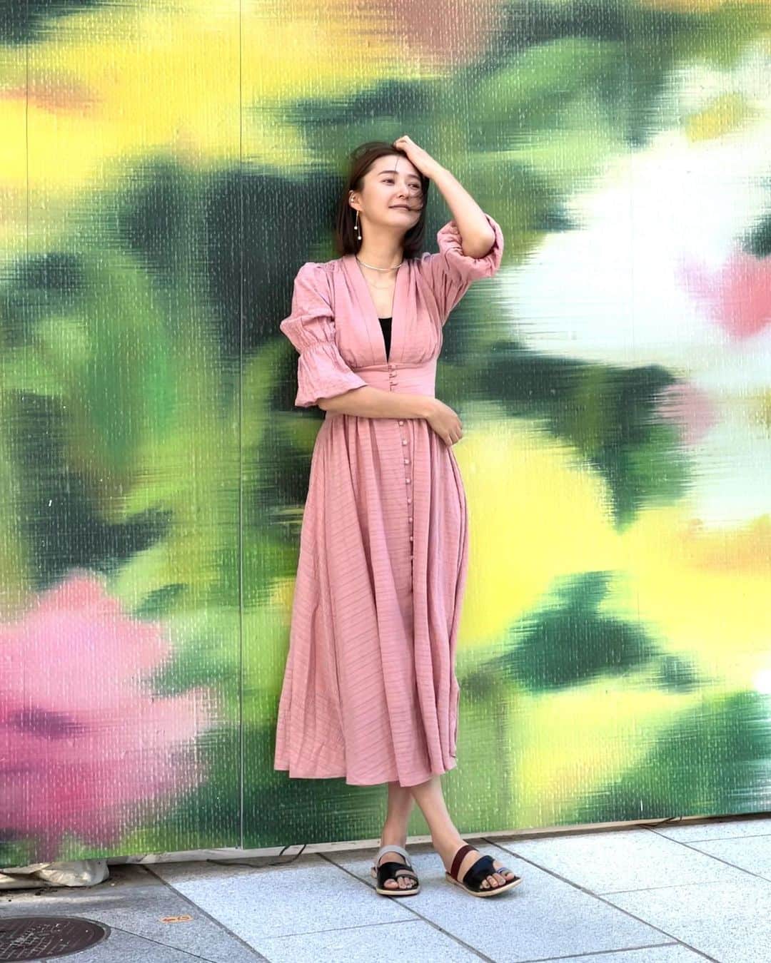 美優のインスタグラム：「昨日着用していたワンピースが 大好評だったので、久しぶりに 私服を載せますね☺️  絶妙なピンクにシフォンにシルエットが可愛いワンピース🥰  サラッとした生地なので、真夏も涼しく着れそうです😆☀️  息子はヒラヒラ動くワンピースの裾が気になったのか、歩く時にずっとワンピースを掴みながら歩いてました😍  👗♡ @jasmine.__official  サイズの参考までに…☟ 私が着ているサイズは身長168cmでSサイズだよ☺️  #outfit #ワンピース　#男の子ママ」