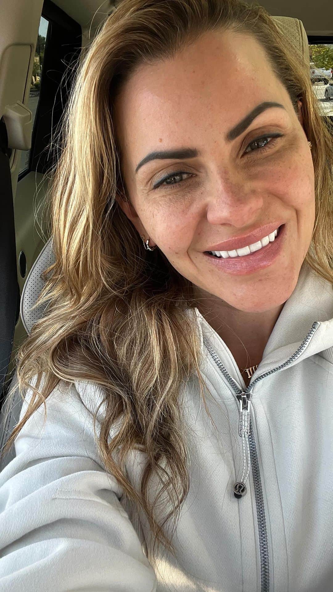 ミッチェル・マネーのインスタグラム：「#SkinMedicaPartner Three SkinMedica® Products my skin cannot go without as a 40 something year old!   1️⃣ SkinMedica® TNS® Advanced+ Serum 2️⃣ SkinMedica® Even & Correct Brightening Treatment Pads  3️⃣ SkinMedica® Total Defense + Repair Broad Spectrum SPF 34 Sunscreen」