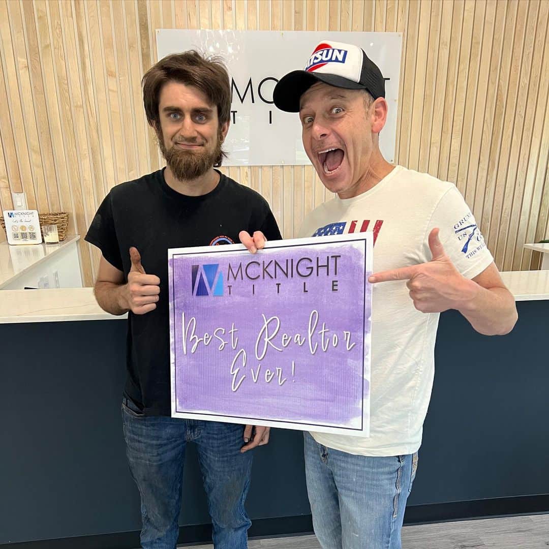 スティーブのインスタグラム：「Please help me send a huge CONGRATULATIONS to Jacob @hatchbacks_and_hardtimes for his FIRST home!!! 1 acre in Weatherford Texas!! And yes, I am the winner of the BEST REALTOR AWARD!! lol @carsncastles  皆さんジェイコブさんに大きなおめでとうを送りましょう‼️初めて家を購入‼️もちろんスティーブは彼の不動産屋だよ❣️おめでとう㊗️」