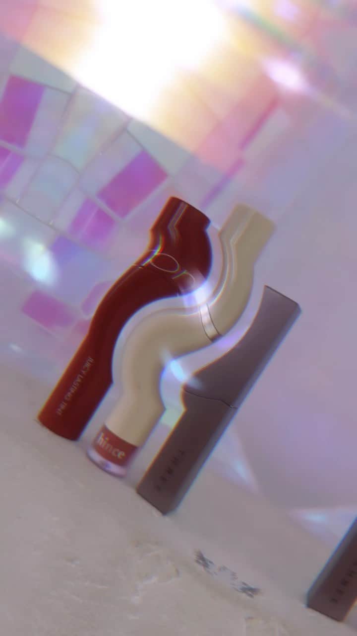 三苫愛のインスタグラム：「夏リップ３選☀️ ちょっと明るめ軽めなリップ達。 @threecosmetics @hince_official_jp @romand_jp」