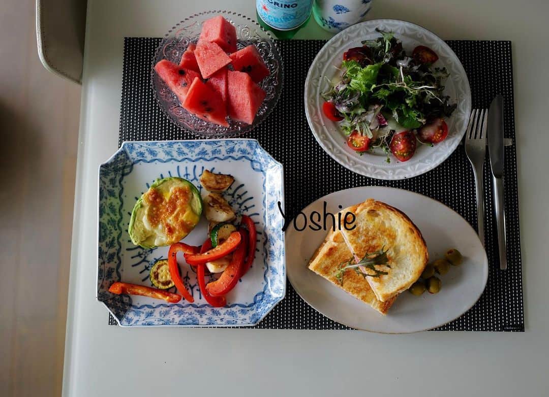 草間淑江さんのインスタグラム写真 - (草間淑江Instagram)「みなさまおはようございます。  ５月２５日の朝です。  今朝は、ハムチーズホットサンド、サラダ、アボカド、焼き野菜、スイカ。  早出の木曜日、簡単にフライパンで作るホットサンド。  HEDIARDのパンに、バターカラシを塗って、チーズハムをのせてフライパンで押し付けながら焼きました。  もっちりして美味しいですよ。  サラダには塩胡椒とレモンを絞ってアントニオのドレッシングをかけて。  アボカドは黄身を入れてマヨをのせてトースター２３０度で６分焼きました。  うまうまです！  スイカでさっぱり🍉  今朝も感謝して  ご馳走様でした☺️🙏  さて、今朝は曇っていてちょい寒？な感じです。  みなさま素敵な1日をお過ごしください❤️  #朝食#パン#ハムチーズホットサンド#サラダ#焼き野菜#スイカ」5月25日 8時46分 - yoshie_kusama