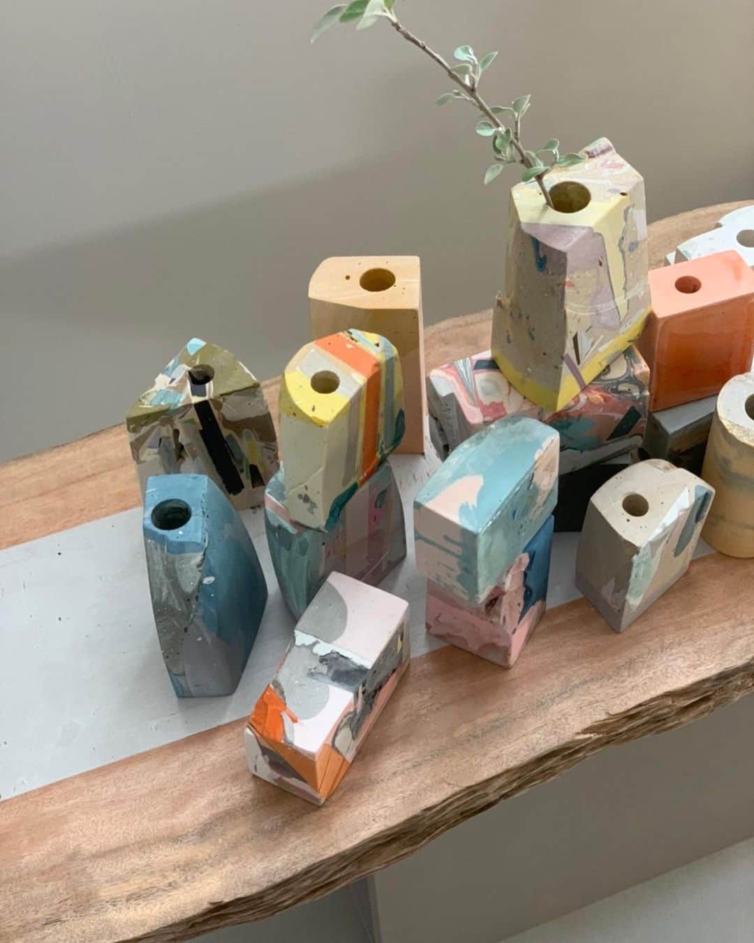 nanako itoのインスタグラム：「お知らせです🌿  ROUNにて6/1よりAtelier maticの作品である一輪挿し "MINE ORE"を販売させていただくことになりました☺️  ROUNの店内にもいくつか飾らせていただいています。 作品全てが違う表情でとても素敵ですので是非お手に取って見てみてください✨  ※購入方法 直接ROUNへお越しいただいた方が優先でお選びいただけます。 購入目的のみのご来店も可能です。  ※決済方法 クレジットカード、ID、QUICPay、PayPay、交通系　での決済となります。  よろしくお願い致します。  @sotoyamatic @atelier_matic_maki」