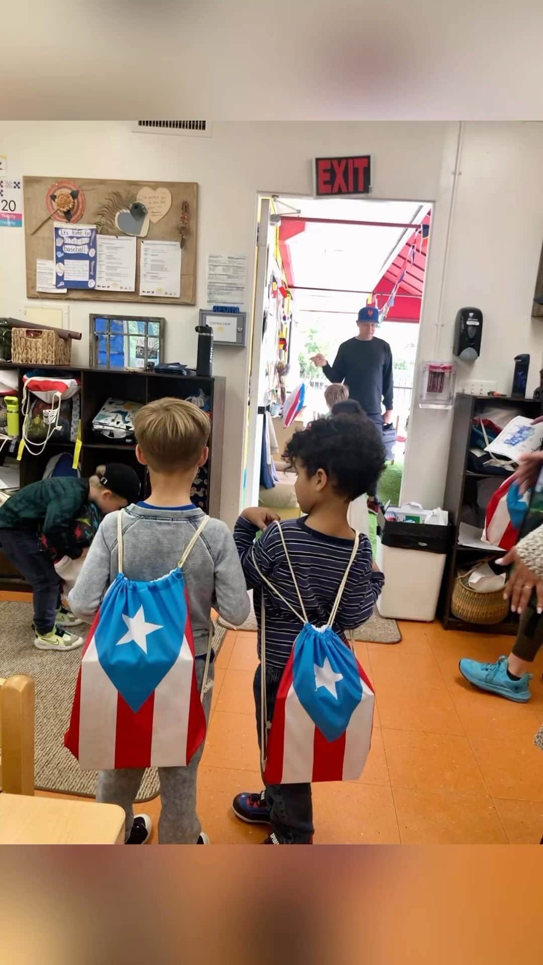 ロゼリン・サンチェスのインスタグラム：「Que orgullo enseñarle a los amiguitos de pre-school de Dylan un poquito acerca de Puerto Rico! The place where I was born and raised… my stunning island…!」