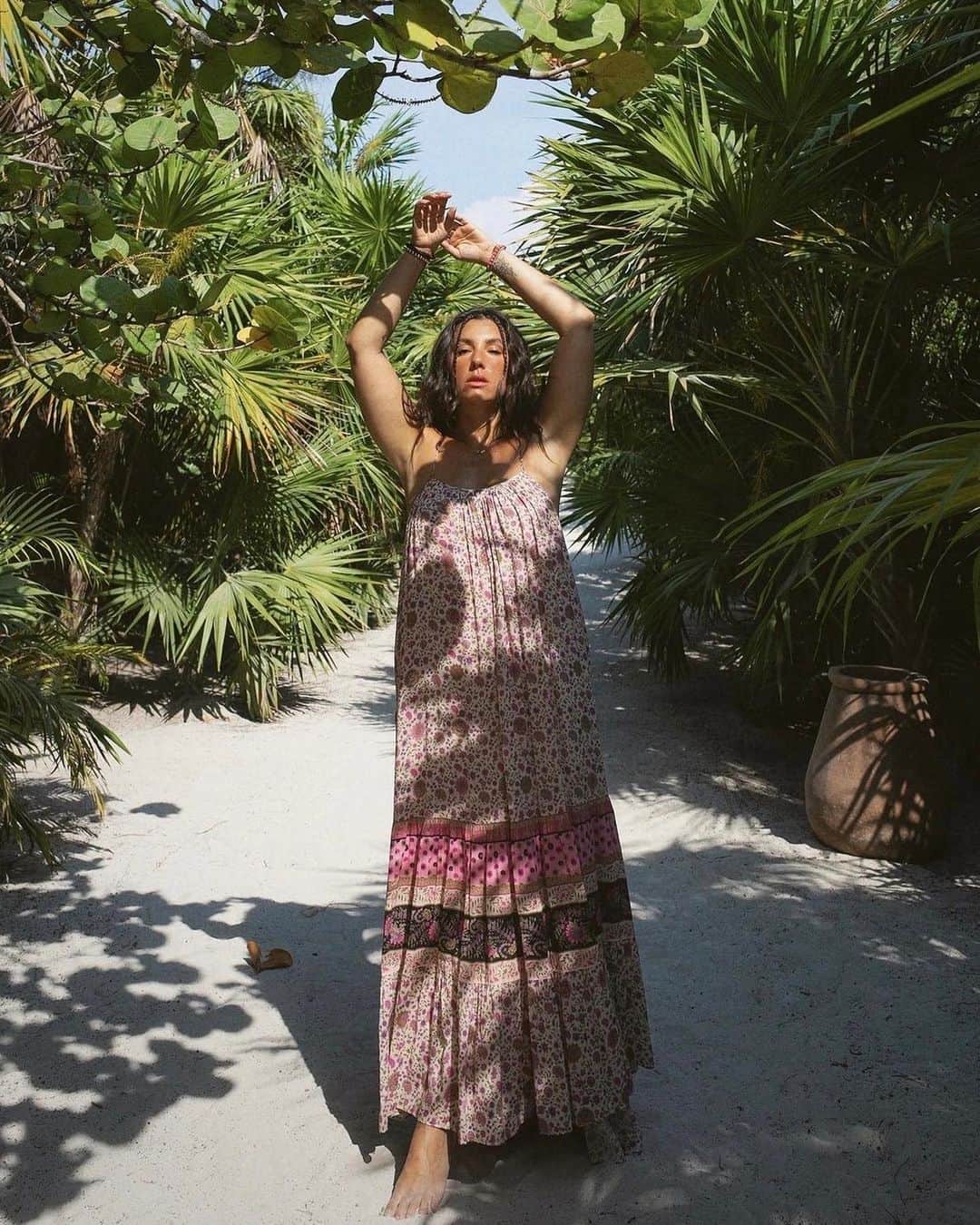 SPELLさんのインスタグラム写真 - (SPELLInstagram)「When in Mexico 🌴 pretty prints and cocktails by the sea with @london_ellis in the Lady Untamed Strappy Maxi… 💓🍹」5月25日 9時05分 - spell