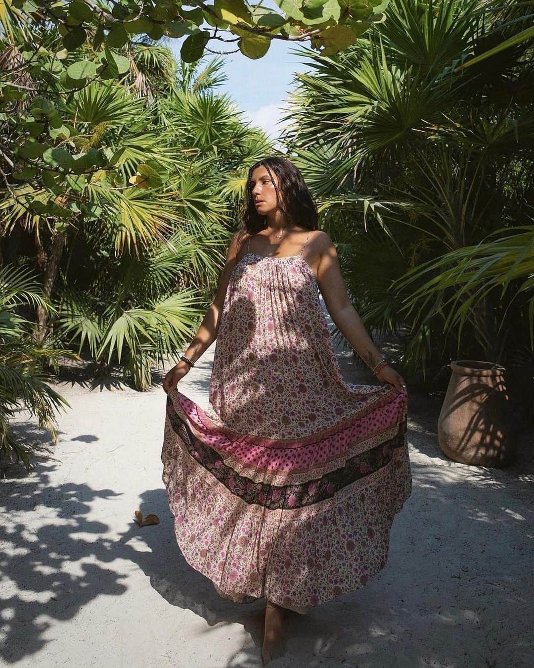 SPELLのインスタグラム：「When in Mexico 🌴 pretty prints and cocktails by the sea with @london_ellis in the Lady Untamed Strappy Maxi… 💓🍹」