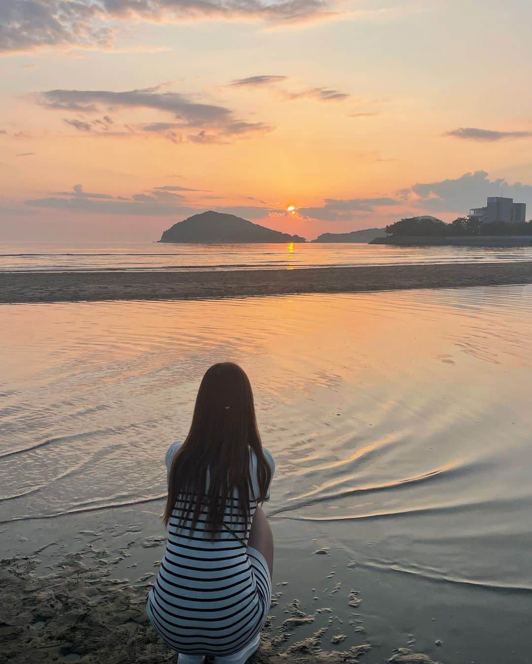 yuukachiさんのインスタグラム写真 - (yuukachiInstagram)「香川県 観光スポット巡り🪽  先日 #父母ヶ浜 で夕日が沈むのを見て 岩の上から自然を眺めて、 #天空の鳥居 でも 美味しい空気を吸って、最高な休日を過ごしました🌿  緑を沢山見てリフレッシュ出来たし 自然に触れるっていい事だな〜と💭 定期的に田舎旅に行こうと思います🐮  #田舎旅#田舎生活#田舎旅行#田舎の風景  #香川旅行#香川#香川うどん#父母ヶ浜#夕日 #サンセット#サンセットビーチ#父母ヶ浜海岸  #天空の鳥居#高屋神社#高屋神社天空の鳥居⛩」5月25日 9時05分 - yuuka_stagram