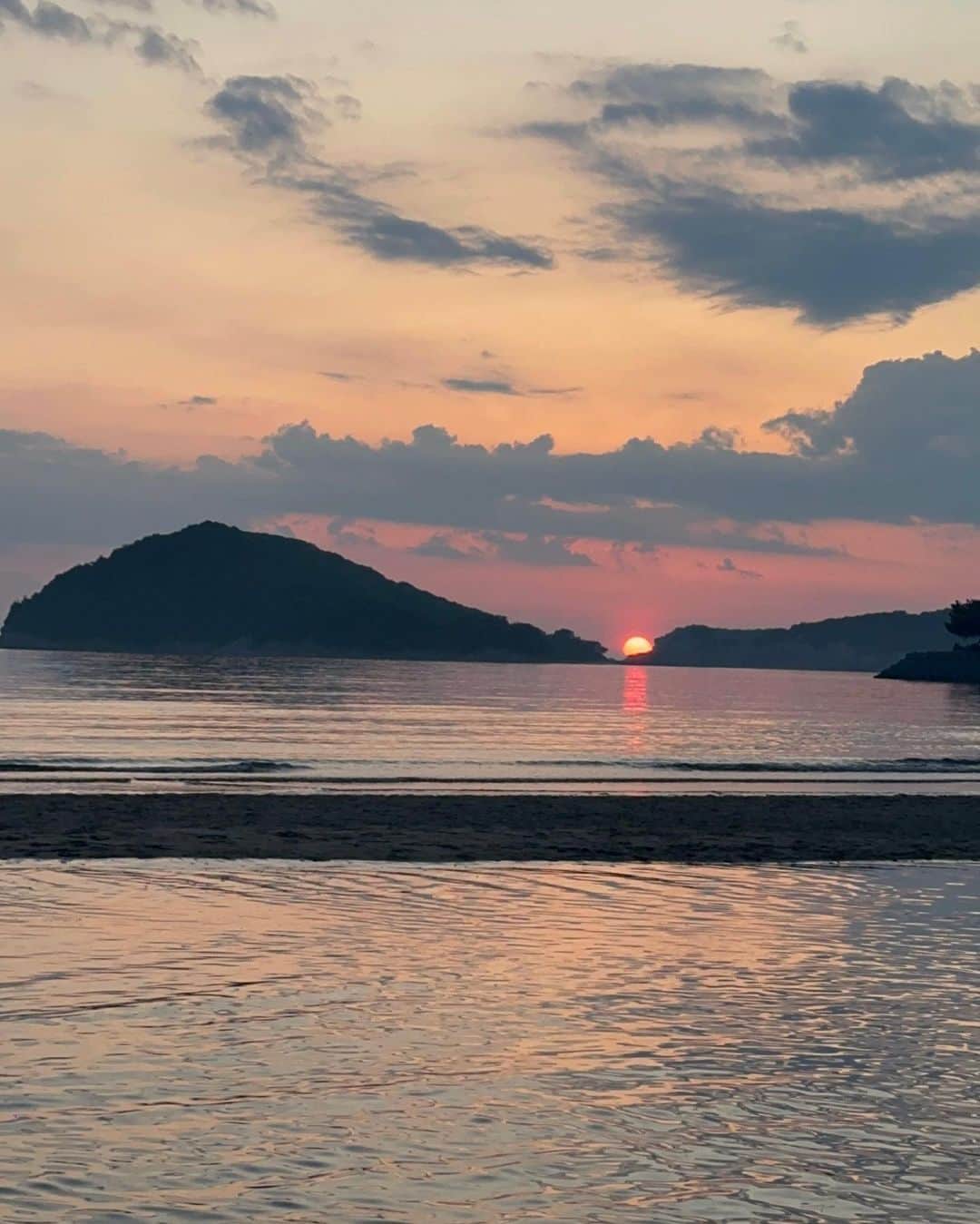 yuukachiさんのインスタグラム写真 - (yuukachiInstagram)「香川県 観光スポット巡り🪽  先日 #父母ヶ浜 で夕日が沈むのを見て 岩の上から自然を眺めて、 #天空の鳥居 でも 美味しい空気を吸って、最高な休日を過ごしました🌿  緑を沢山見てリフレッシュ出来たし 自然に触れるっていい事だな〜と💭 定期的に田舎旅に行こうと思います🐮  #田舎旅#田舎生活#田舎旅行#田舎の風景  #香川旅行#香川#香川うどん#父母ヶ浜#夕日 #サンセット#サンセットビーチ#父母ヶ浜海岸  #天空の鳥居#高屋神社#高屋神社天空の鳥居⛩」5月25日 9時05分 - yuuka_stagram