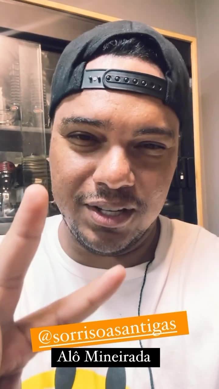 Sorriso Marotoのインスタグラム：「Turma de Minas Gerais, vocês conseguiram fazer história no @sorrisoasantigas!🧡   Nosso coração tá transbordando de gratidão, já somos + de 20 mil apaixonados em menos de 15 horas, no @sorrisoasantigas pro dia 22 de julho. 🤟🏽  Muito obrigado a cada um de vocês, vamos escrever juntos mais um capítulo lindo dessa história que tá só começando. Alôooo MINEIRADA; prepara o lenço pra gente sofrer junto. 😍  Aproveita pra garantir seu ingresso, porque os ingressos são LIMITADOS! 💥💥💥」