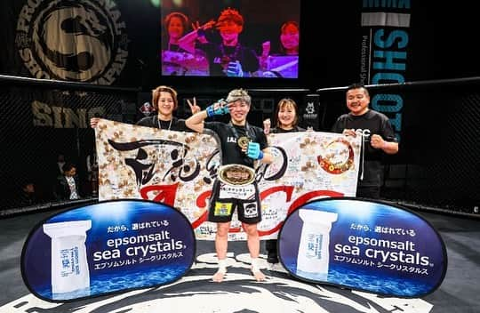 阿部裕幸さんのインスタグラム写真 - (阿部裕幸Instagram)「“COLORS” Produce by SHOOTO   メインイベント 修斗世界スーパーアトム級チャンピオンシップ 5分×5R SARAMI(パンクラスイズム横浜) vs 渡辺彩華(AACC)  ファントム彩華、2R 左ハイキックからのパウンド連打でTKO勝ち、見事 修斗世界スーパーアトム級チャンピオンとなりました🙌🏻🙌🏻🙌🏻 皆さん応援ありがとうございました！  AACC female fighter “Ayaka Watanabe” won by TKO. She became a champion!!!! Congrats, Nabeaya!!!! Thank you support everyone.  Photo by ©︎SUSUMU NAGAO ©︎SUSTAIN  #shooto0521 #shooto0723 #shooto0924 #shooto1119 #shooto0128  #MMA #shooto #修斗 #修斗伝承 #COLORS #インフィニティリーグ #インフィニティリーグ2023 #ニューピアホール #エプソムソルト #エプソムソルトシークリスタル #abema #djmei #aacc #aaccmma #aaccfemalefighter #aacc女子部 #世界へ #ayakawatanabe #渡辺彩華 #修斗スーパーアトム級チャンピオン #shootosuperatomweightchampion」5月25日 9時11分 - abeani111