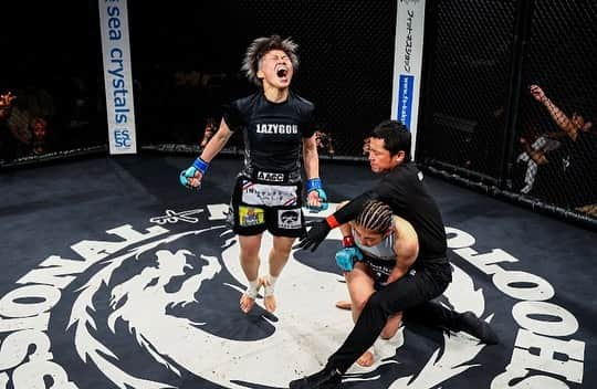 阿部裕幸さんのインスタグラム写真 - (阿部裕幸Instagram)「“COLORS” Produce by SHOOTO   メインイベント 修斗世界スーパーアトム級チャンピオンシップ 5分×5R SARAMI(パンクラスイズム横浜) vs 渡辺彩華(AACC)  ファントム彩華、2R 左ハイキックからのパウンド連打でTKO勝ち、見事 修斗世界スーパーアトム級チャンピオンとなりました🙌🏻🙌🏻🙌🏻 皆さん応援ありがとうございました！  AACC female fighter “Ayaka Watanabe” won by TKO. She became a champion!!!! Congrats, Nabeaya!!!! Thank you support everyone.  Photo by ©︎SUSUMU NAGAO ©︎SUSTAIN  #shooto0521 #shooto0723 #shooto0924 #shooto1119 #shooto0128  #MMA #shooto #修斗 #修斗伝承 #COLORS #インフィニティリーグ #インフィニティリーグ2023 #ニューピアホール #エプソムソルト #エプソムソルトシークリスタル #abema #djmei #aacc #aaccmma #aaccfemalefighter #aacc女子部 #世界へ #ayakawatanabe #渡辺彩華 #修斗スーパーアトム級チャンピオン #shootosuperatomweightchampion」5月25日 9時11分 - abeani111