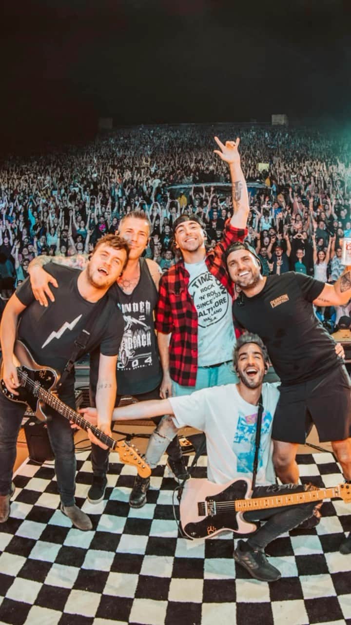 All Time Lowのインスタグラム：「Cannot calm down about @redrocksco last night 🤯 📸: @_lupe & @salmabustos」