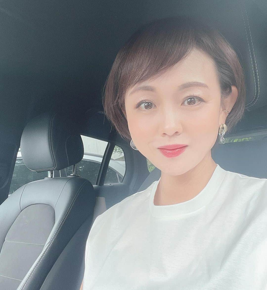 中島静佳のインスタグラム：「おはようございます！今日は息子の学校の役員のお仕事。早く着いたのでちょこっと車の中で休憩中です。  そうそう免許の更新に今週行ってきました。今回もゴールド免許を頂けました✨ とても嬉しいことなのですが、毎日のように運転しているので、益々気を引き締めて運転しよう改めて思っています。  それにしても、5年前はこんなに髪の毛長かったのね。びっくりです。 #ゴールド免許#5年前はロン毛だった」