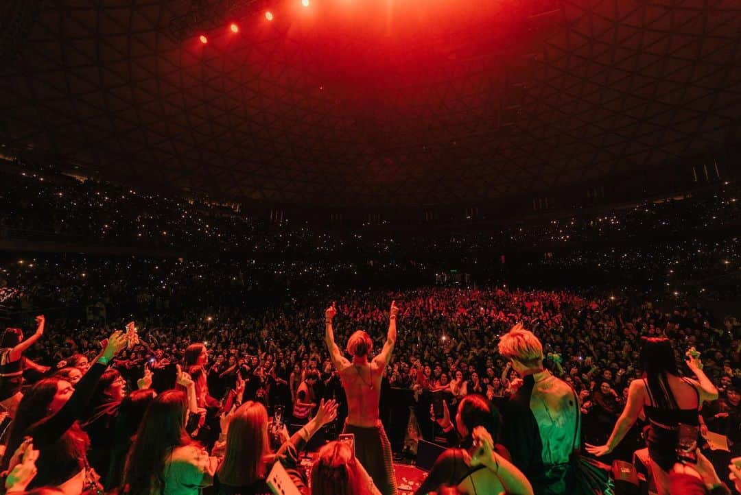 ジャクソンさんのインスタグラム写真 - (ジャクソンInstagram)「MAGIC MAN WORLD TOUR 2023 SOUTH AMERICA . 📍Chile . I felt Chile 🇨🇱 in my blood The energy felt like a hug to my soul. I hope u all can relate to my story and feel it inside. Hope u all had a great time, entertained, and think more about urselves , about the magic in u. The standard of happiness & satisfaction to urself, in ur own standard. That’s all it matter to me as a performer / entertainer / artist. I cherish and love u all very much. Safety always comes 1st when we do anything.  AND! I got to go around town for two days just taking naps on the ground at the fields breathing Chile air staring into the sky Got a chance to go eat local food & feel the city Went to the underground area for fashion to check out art pieces & work by local artists. Met some of u on the streets, asked some of u where to go cuz i got lost 😳 It was such an experience that i have been wanting for a while. Not like in the past, just airport, hotel, venue back & forth and hop out the city. Thank u so much #Chile   Thanks to my man @djignaciojavier for sharing his soul in music 🔥🔥 Hope to see u again! Next time we go hang out !  Gracias Chile ! 🇨🇱   📸📹🎬 🇨🇱Chile @el.eme  #MAGICMANWorldTour #JacksonWangWorldTour #TEAMWANGrecords @teamwang   I’m in #MexicoCity  Can’t wait for tmr 💋 At ARENA CDMX」5月25日 9時27分 - jacksonwang852g7