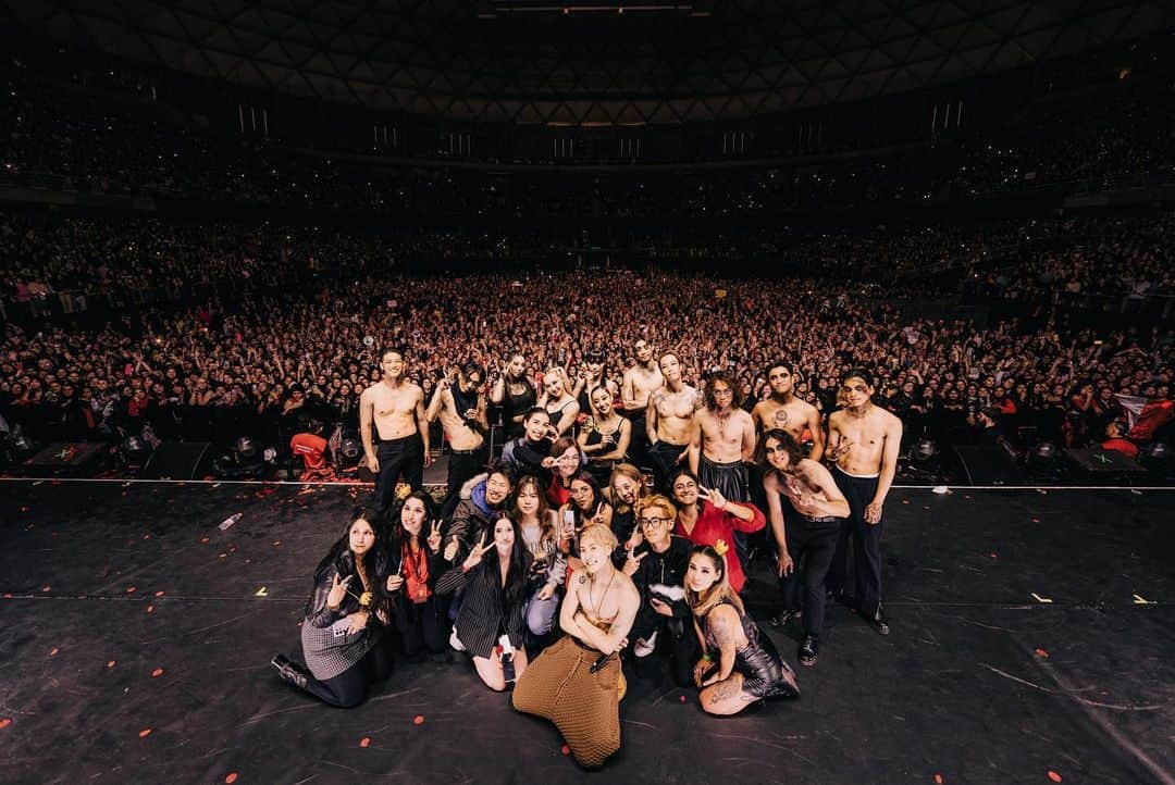 ジャクソンさんのインスタグラム写真 - (ジャクソンInstagram)「MAGIC MAN WORLD TOUR 2023 SOUTH AMERICA . 📍Chile . I felt Chile 🇨🇱 in my blood The energy felt like a hug to my soul. I hope u all can relate to my story and feel it inside. Hope u all had a great time, entertained, and think more about urselves , about the magic in u. The standard of happiness & satisfaction to urself, in ur own standard. That’s all it matter to me as a performer / entertainer / artist. I cherish and love u all very much. Safety always comes 1st when we do anything.  AND! I got to go around town for two days just taking naps on the ground at the fields breathing Chile air staring into the sky Got a chance to go eat local food & feel the city Went to the underground area for fashion to check out art pieces & work by local artists. Met some of u on the streets, asked some of u where to go cuz i got lost 😳 It was such an experience that i have been wanting for a while. Not like in the past, just airport, hotel, venue back & forth and hop out the city. Thank u so much #Chile   Thanks to my man @djignaciojavier for sharing his soul in music 🔥🔥 Hope to see u again! Next time we go hang out !  Gracias Chile ! 🇨🇱   📸📹🎬 🇨🇱Chile @el.eme  #MAGICMANWorldTour #JacksonWangWorldTour #TEAMWANGrecords @teamwang   I’m in #MexicoCity  Can’t wait for tmr 💋 At ARENA CDMX」5月25日 9時27分 - jacksonwang852g7