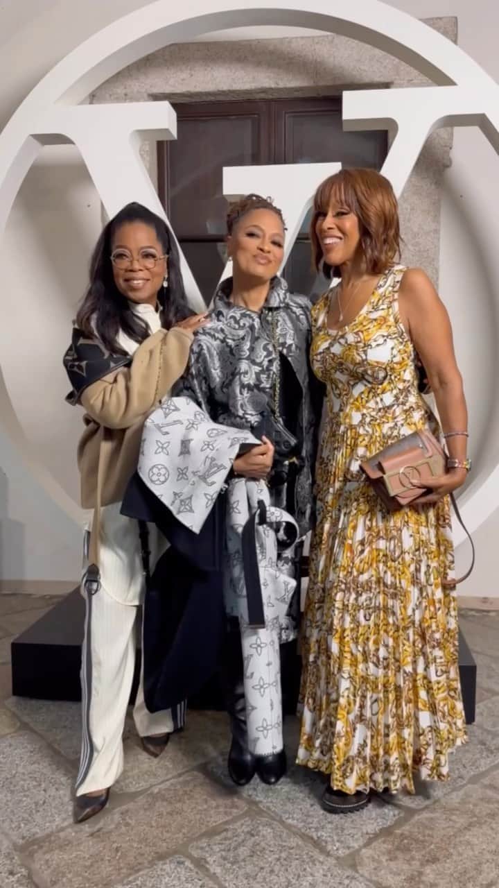のインスタグラム：「Rain or shine, the stars show up for @louisvuitton! @oprah, @ava DuVernay and @gayleking were just a few of the familiar faces in the star-studded front row of @NicolasGhesquiere’s resort 2024 show today in Italy. Tap the link in bio to see the full collection.」