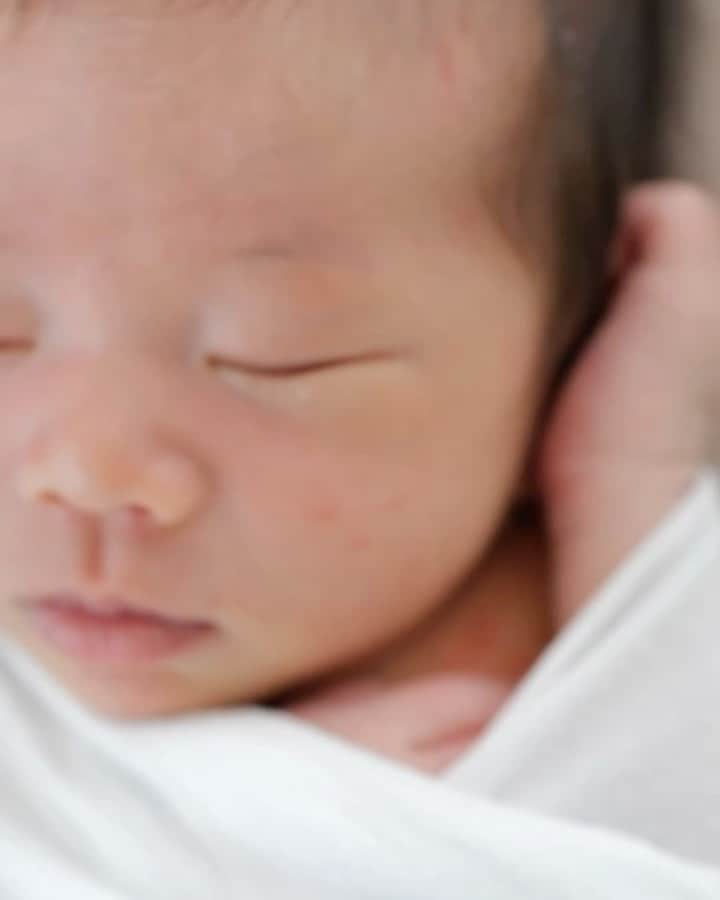 花盛友里のインスタグラム：「マタニティも撮らせてもらったべびたん、誕生🤍 アトリエまで来てくれて撮影しました。 愛おしい。奇跡のカタチ。  撮影させてくれてありがとう。お姉ちゃん達も可愛かったー🤍みんな動画のプレゼント喜んでくれて嬉しい、私も楽しい🤍」
