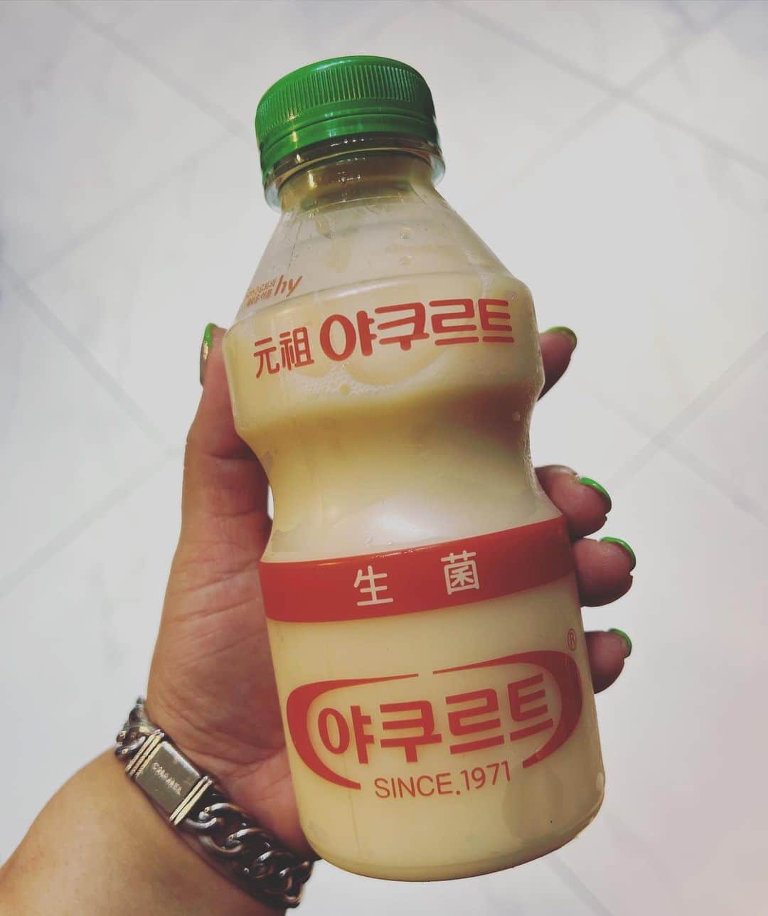 相澤樹のインスタグラム：「韓国のヤクルトのサイズ感に圧巻！！ 毎日市場で働く人に混ざって、朝から晩まで働いております。」