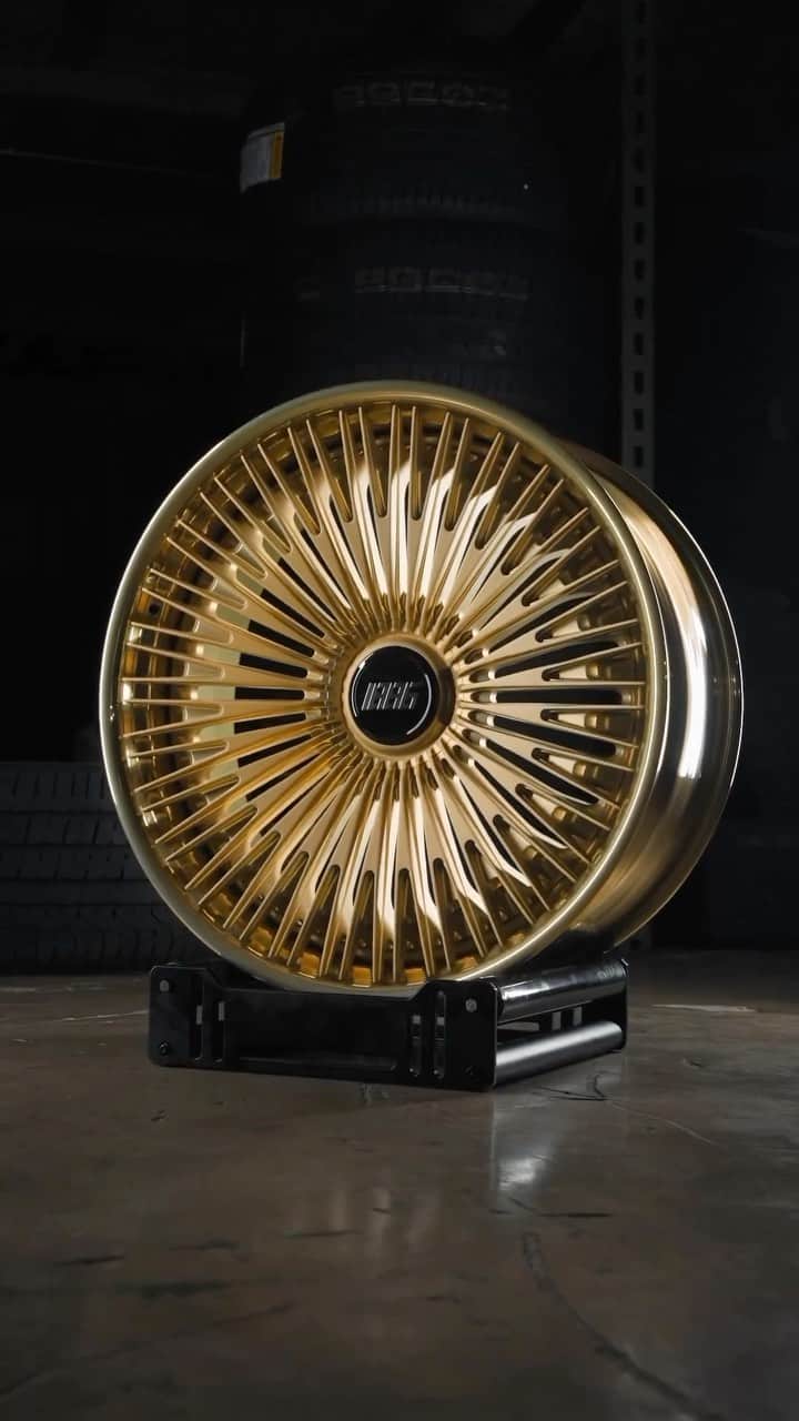 CarsWithoutLimitsのインスタグラム：「@1886forgedwheels looks smooth and stunning in gold for a RR Black Badge Wraith!」