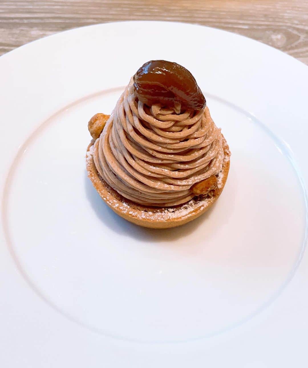 板橋よしえのインスタグラム：「. @ami_onuki ちゃんとモンブラン🌰ケーキ食べた🤤おいしかったーーー！！！ 近況報告やらなんやら、ただただ何気ないことをだらだらと話しているだけで楽しすぎる亜美ちゃんという存在に感謝☺️❣️ 2枚目はわたしの写真フォルダになぜか入っていた亜美ちゃんの後ろ姿😂いつの間に撮ってたんだろ！」