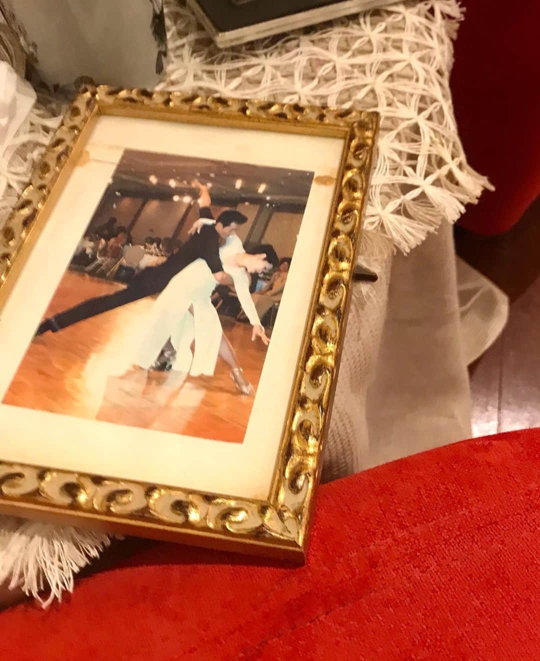 光野桃のインスタグラム：「またまた遅くなってしまいましたが、Ｔジャパンの連載エッセイ光野桃の百草シリーズを更新しました。踊る母と杖の物語です。是非ご覧ください。プロフィールページのＵＲＬから記事に直接飛ぶことがでします。」