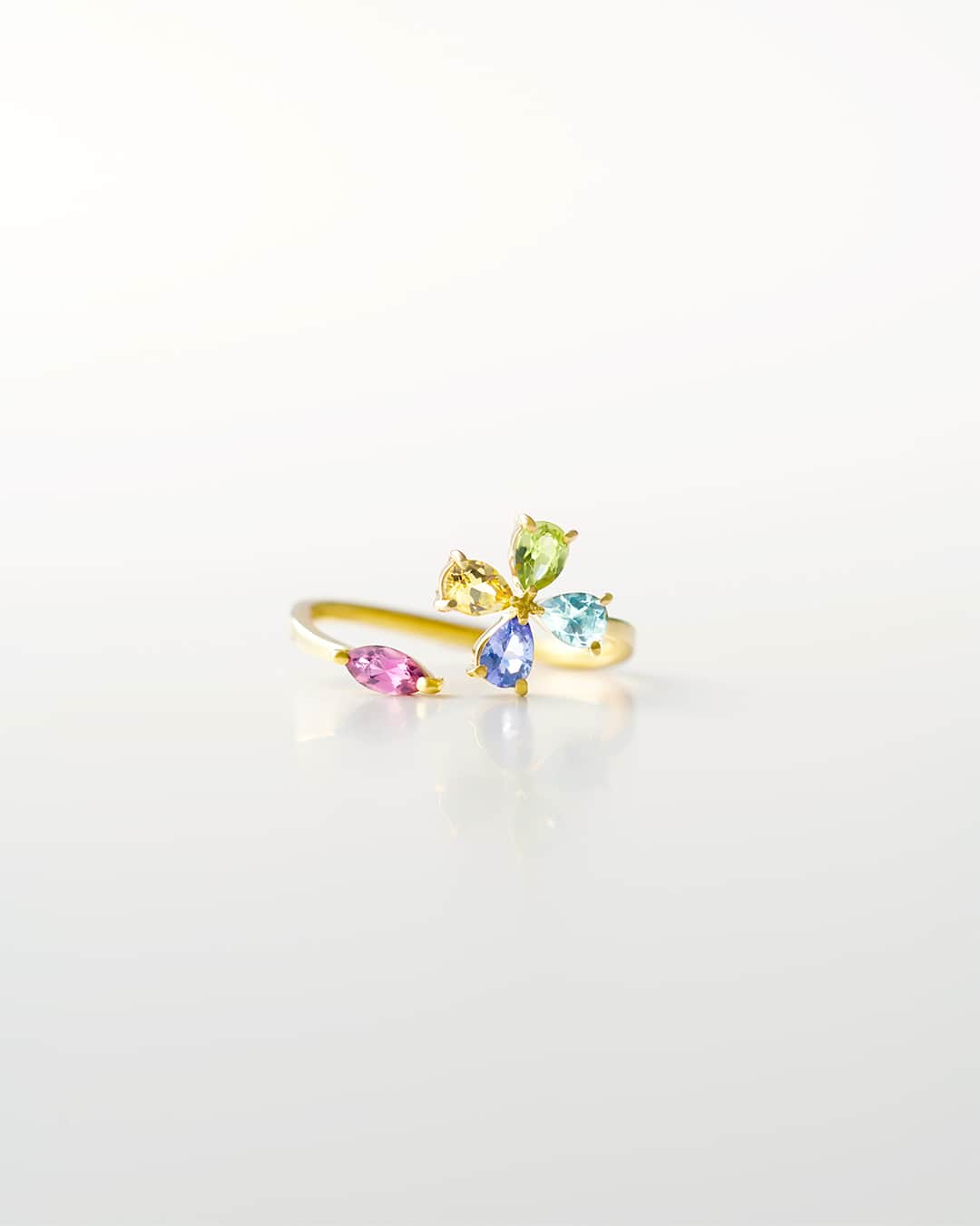 アーカーさんのインスタグラム写真 - (アーカーInstagram)「. 「foliage」 手元にアクアマリンやピンクトルマリンの瑞々しい煌めきを 　 #AHKAH #jewelry #2023ss #colorstone #ring #present #アーカー #ジュエリー #カラーストーン #リング #プレゼント」5月25日 10時00分 - ahkah_official