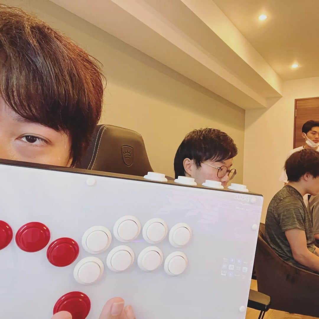 梅原大吾さんのインスタグラム写真 - (梅原大吾Instagram)「今日も家対戦 Just another day at the home arcade.  #sponsored @hitboxarcade」5月25日 15時29分 - daigothebeast