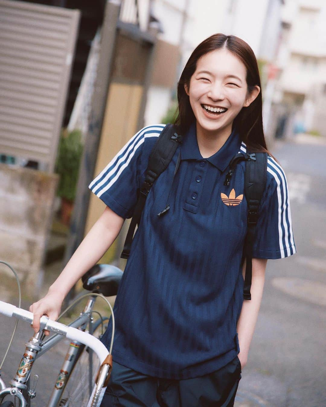 ADIDASTOKYOさんのインスタグラム写真 - (ADIDASTOKYOInstagram)「いつもの場所といつものスニーカー Style #4  最近買ったばかりの自転車で在原みゆ紀が向かったのは、池の上の商店街沿いにあるカフェ、ロジーン。 いつものホットチョコレートとサンドイッチをオーダーして、店主のレイコとトーマスと朝の心地良い時間を堪能。 同系色で統一した落ち着いたスタイリングに、鮮やかなブルーのCAMPUS 00sがよく映える。  #HomeOfClassics #CAMPUS00s #MiyukiArihara  Link in bio」5月25日 10時03分 - adidastokyo