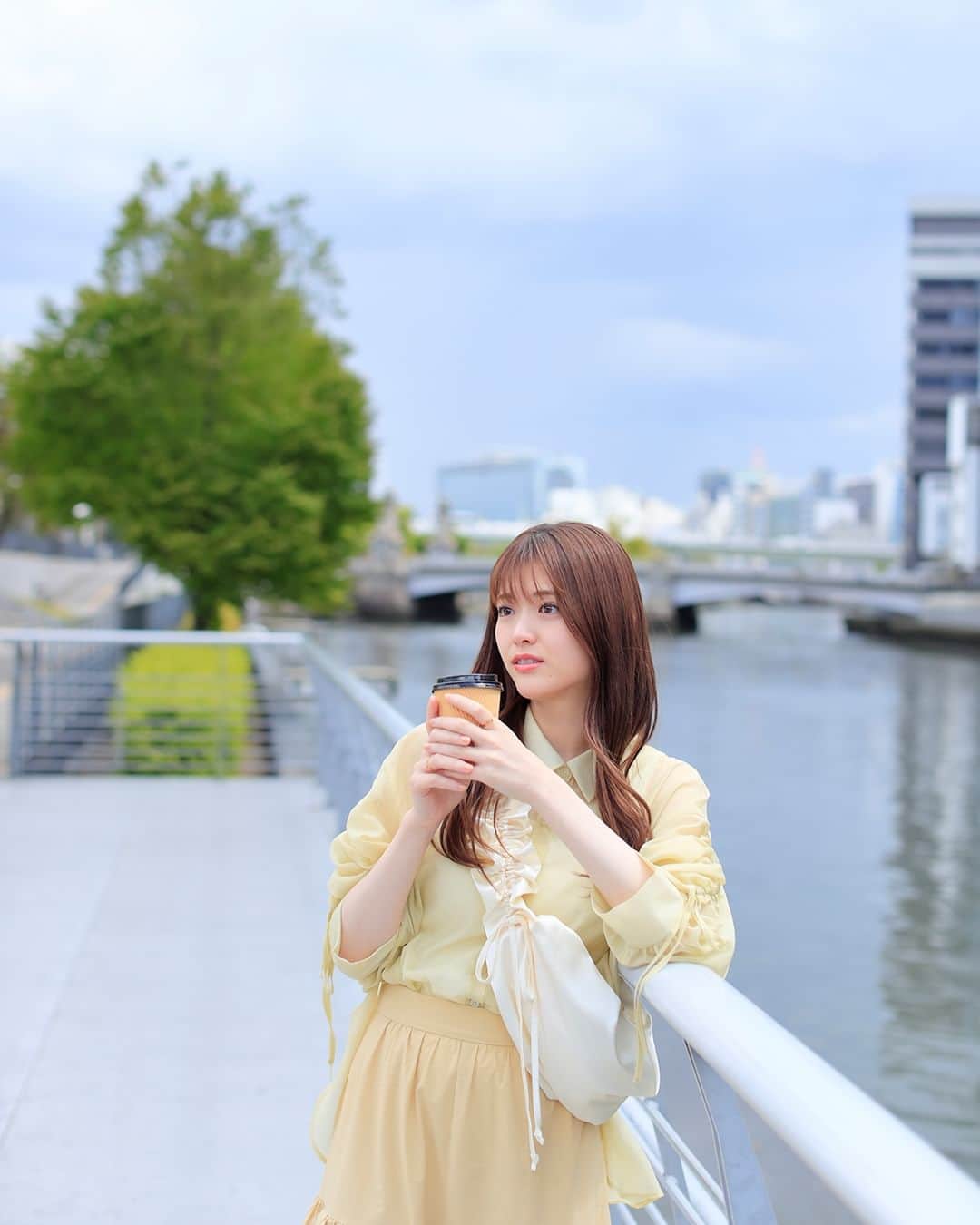 旅色さんのインスタグラム写真 - (旅色Instagram)「＼⋱ 月刊旅色6月号公開しました💐 ⋰／ 国内外から観光客が集まり、賑わう大阪。2025年に迫る大阪・関西万博に向けて、その盛り上がりはどんどん加速中！古さと新しさが混在するこのまちで、レトロな商店街を巡ったり、最先端のアートに出会ったり👣♩  大阪出身の松村沙友理さんと一緒に、ずっと“あたらしい”大阪を体感する旅へ🐙✨  📝2023年6月号の目次はコチラ📝 ✔︎写真家・浅田政志が切り取る「あたらしい大阪、なつかしい大阪」 ✔︎地元民に聞く 大阪のココが日本一！ ✔︎松村沙友理さんが案内する新しいOSAKA｜日帰りRefresh Trip ✔︎松村沙友理さんの大阪5つの思い出スポット ✔︎松村沙友理さんスペシャルインタビュー ✔大阪未来年表 ✔大阪ディープタウンの散策 -鶴橋編- ✔大阪ディープタウンの散策 -新世界・西成編- ✔ビールおねえさん・古賀麻里沙が行く至高のビール旅 ✔とっておきの大阪土産処 ✔大阪観光におすすめのホテル＜12選＞【今月のおすすめ宿】 ✔写真家・浅田政志の連載｜ホテル ユニバーサル ポート【宿旅】 ✔「川村水産」の人気商品「ほたるいか天日干し」と「ほたるいか沖漬け姿干し」のセットをプレゼント【読者プレゼント】  ◎電子雑誌は旅色Instagramトップリンクから ご覧ください💻  ▶︎▷▶︎ @tabiiro https://tabiiro.jp/book/monthly/202306  #創刊15周年 #月刊旅色 #松村沙友理 #さゆりんご #旅色 #大阪府 #大阪 #大阪旅 #大阪観光 #大阪旅行 #国内旅行 #国内観光 #女子旅 #友達旅行 #大阪日帰り #日帰り旅 #大阪万博 #大阪関西万博 #大阪アート #天神橋筋商店街 #天神橋グルメ #中之島 #osakatrip #japanguide #osakaguide #japanese_food」5月25日 10時15分 - tabiiro