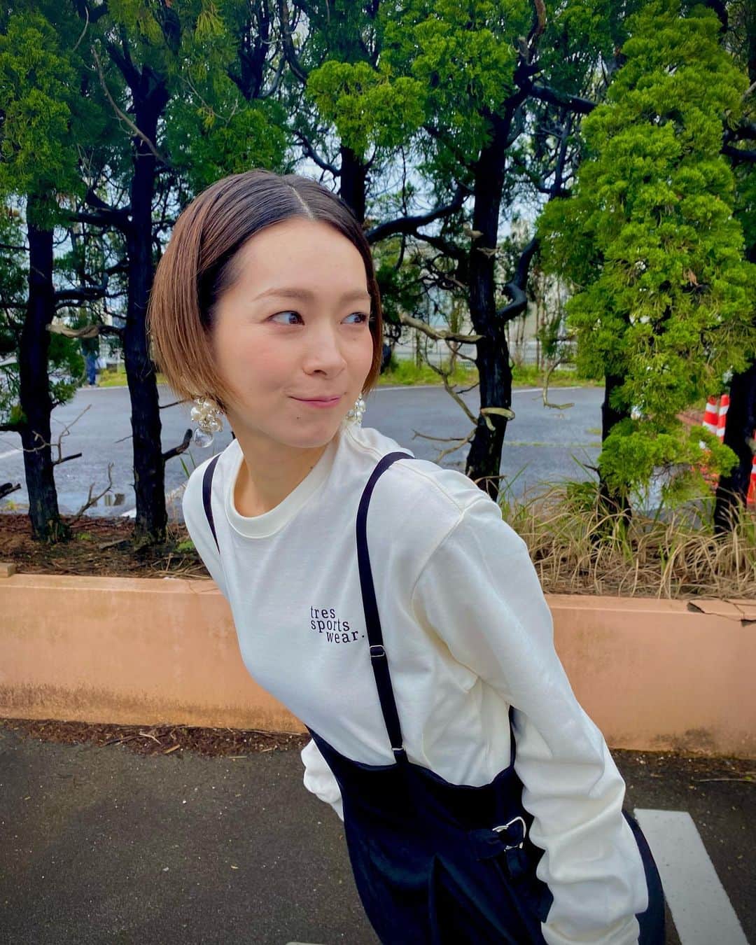 のインスタグラム：「暑くなったり  肌寒くなったり  服装での調整難しい🤣  @tres_sportswear のロンTとTシャツをずっと着回してる✨  オーガニックコットン生地めちゃくちゃ着心地良い🥹✌️  デザインもシンプルおしゃれっ❤️  #ロンt #tシャツ #オーガニックコットン #着心地 #ウェア」