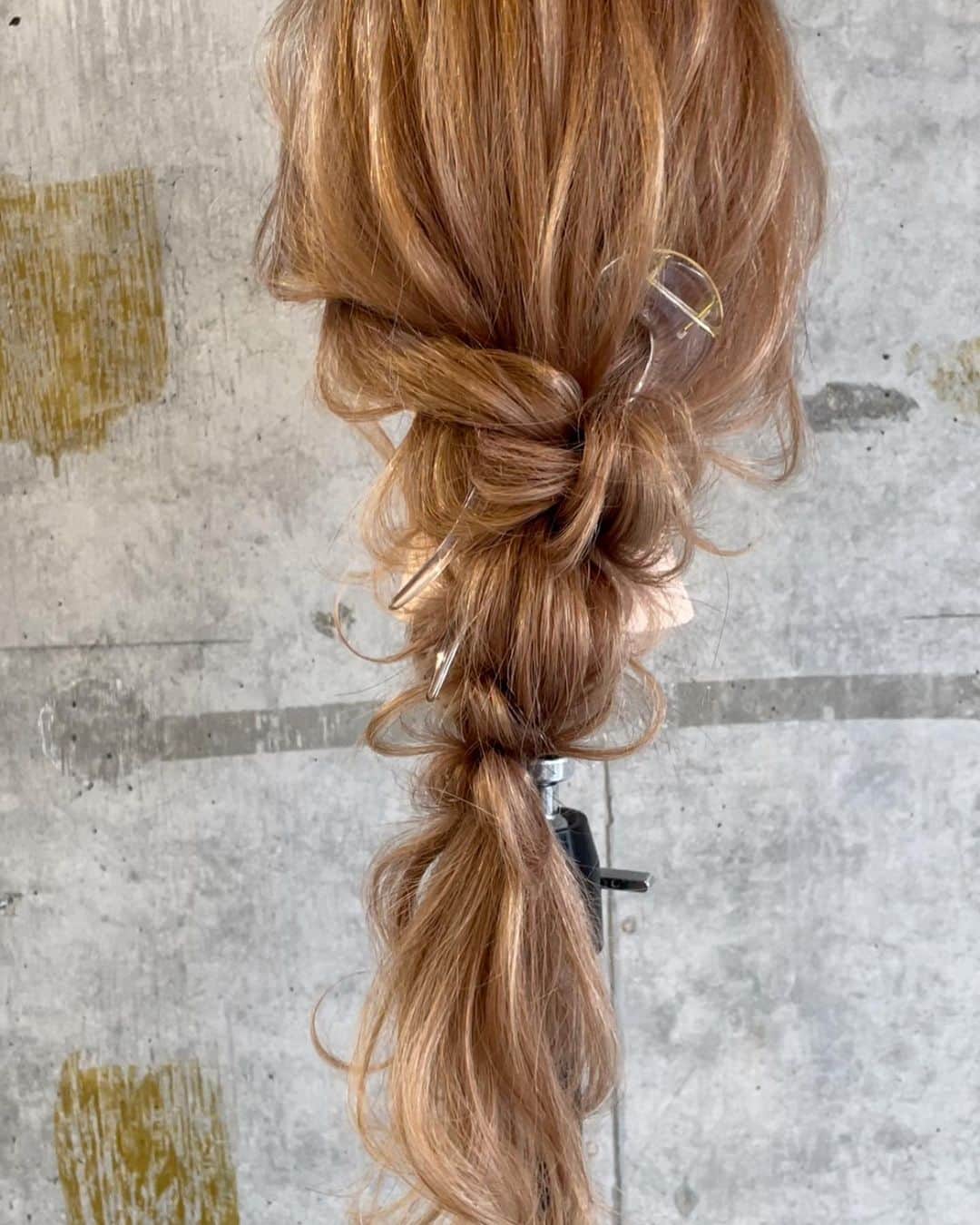 吉田達弥のインスタグラム：「ヘアゴムとかピンとかはあんまり見せたくない派です💫  ヘアアクセサリーの付け方勉強中です💐  ヘアアレンジプロセスまたやります✨  #ヘアアレンジ　#カット　#ヘアカラーベージュ  #ミントカラー  #レイヤーカットロング  #おくれ毛　#編み下ろし  #ヘアアクセサリー」