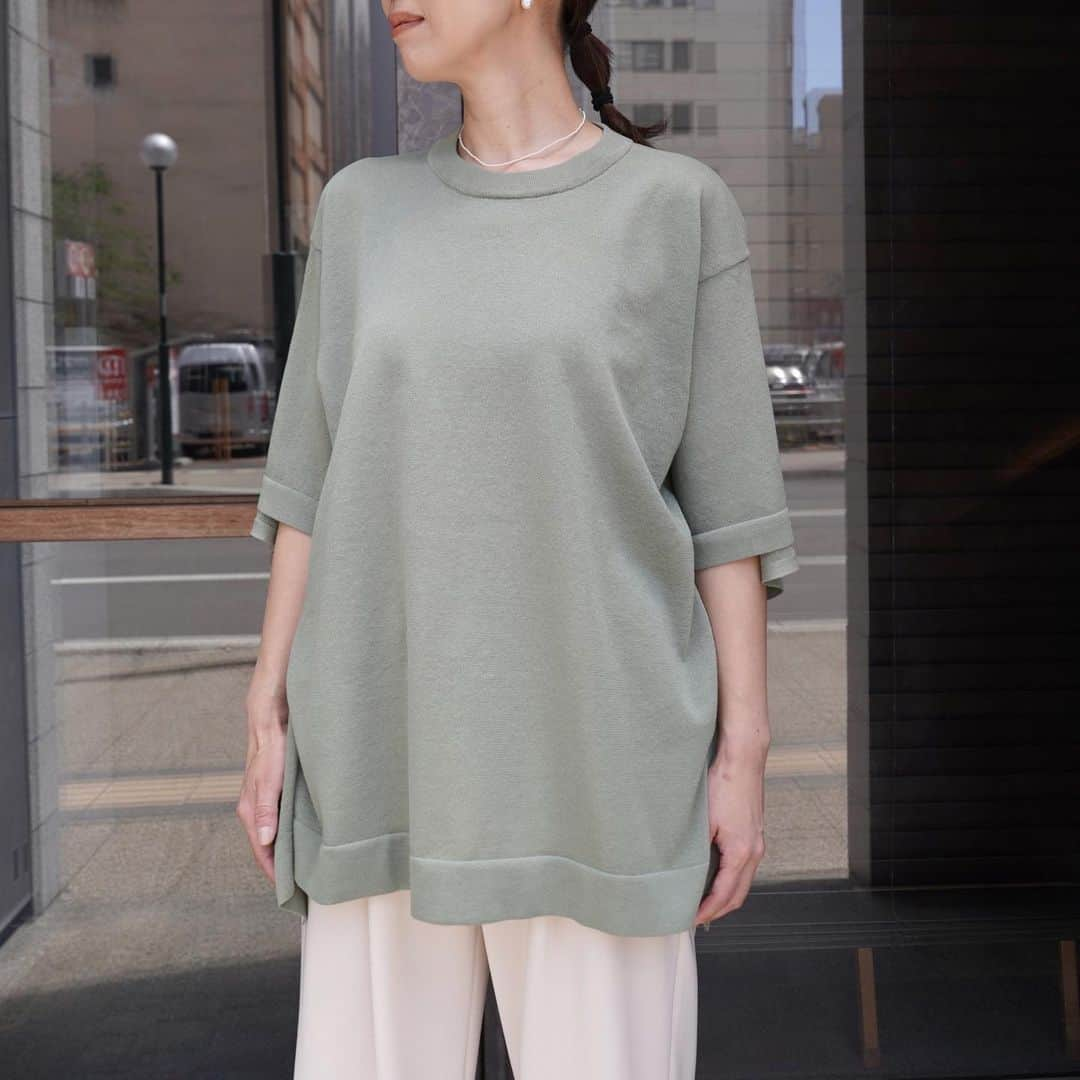 MāWさんのインスタグラム写真 - (MāWInstagram)「. [CLANE]  SHEER SQUARE KNIT TOPS.  サラッとしたドライタッチな糸を使用し、背中がスクエアーデザインになった春夏に合わせやすいシアーニット。  前後で編み地を変え、後ろは程よい透け感があるので、デザインの効いたインナーとレイヤーしたりバックスタイルが映える着方がおすすめです。  様々な体型の方に着用いただけるようオーバーサイズに仕上げた1枚です。  -  #mawsapporo #MāW #ins_online #clane #sapporo #hokkaido #23ss」5月25日 10時28分 - maw_sapporo