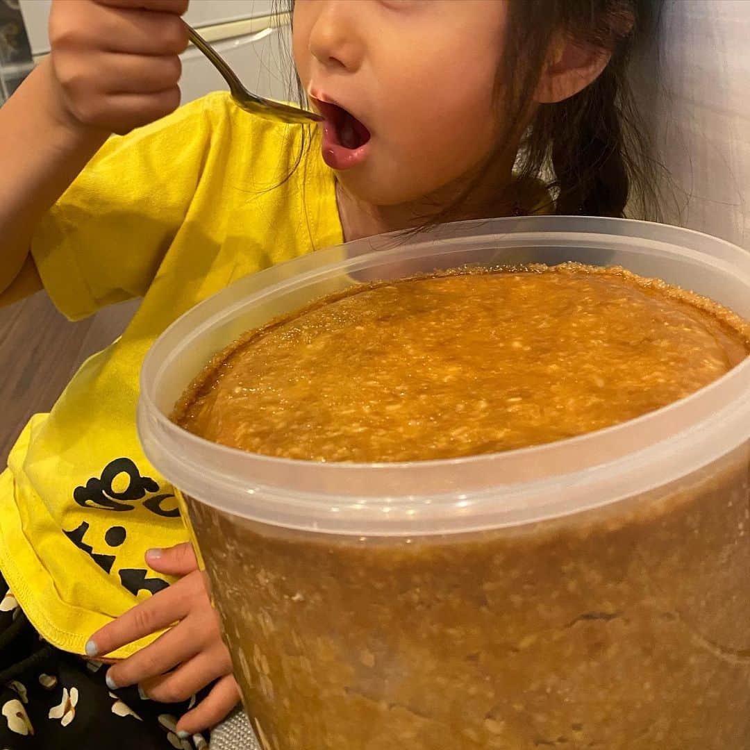 中越典子のインスタグラム：「仕込んでから9ヶ月。 ようやく無添加手作り味噌が出来ましたぁ フカフカみそ、優しいお味ぃ〜。体にも優しいぃ〜  キュウリがとまりませぬ　笑　なめこの味噌汁もグっ。 翌日には豚バラとキャベツの味噌炒め。 さぁ、今日も舐めたくなるお味噌。娘も息子も味噌舐めたい〜と。や、塩分取りすぎちゃだめよん、て。」