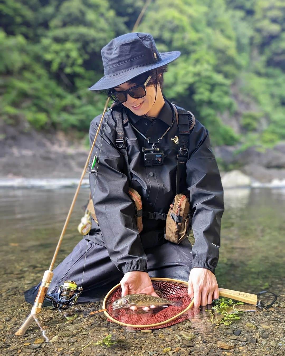 外山将平のインスタグラム：「人生初の渓流にてイワナと出会うことができました🐟  この一匹を求めて､ 壮大な自然の中でランガン。 今回ヒットしたルアーはSMITHさんのDコンタクト 使用した感想は､兎に角飛行姿勢も良いし､アクション(トゥイッチ)がしやすく、ピン打ちが決まる。 普段使ったことのないルアーでとても勉強になりました。  僕はシーバスがメインですが､いろんな釣りが経験となりそれぞれの釣りに生きてくるんだなと思います。  うん、釣りって最高。🎣  【TACKLEDATA】 ROD：DAIWA PURELIST 53UL・W REEL：21CALDIA FC LT2000S-H LINE：Super FireLine 0.5号(Berkley) LEADER：プレミアムマックス ショックリーダー2号 9.5lb(クレハ) 　　　　　　　　　　　　　　　　　　　　　　　 　　　　　　　　　　　　　　　　　　　　　　　　　 #BlueBlue #アングラーズマイスター　　　　　　　　　　　　　　　　　　　　　　　　　　　　　　　 #TOKYO　　　　　　　　　　　　　　　　　　 #渓流 #渓流ルアーフィッシング #トラウトフィッシング #THENORTHFACE　　　　　　　　　　　　　　　　　　　　　　　　　 #SMITH #DCONTACT #DAIWA 　　　　 　　　　　　　　　　　　　　　　　　　 　　　　　　　　　　　　　　　　　　　　　　　　　 　　　　　　　　　　　　　　　　　　　　　  ◆釣りにかかわらず､出たゴミは持ち帰りましょう！ 一人一人の意識で自然は守れます。 釣り場､自然を大切に🐟　　　　　　　　　　　　　　　　  ◆キャスト時は必ず後方確認をして ルアーや針が歩行者､同行者に当たらないようにしましょう。　　　　 　　　　　　　　　　　　　　　　　　　　　　　　　　　　　　 ◆釣り際はライフジャケット着用をお願い致します。　　　　　　　 命を守りましょう！　　　　　　　　　　　　 　　　　　　　　　　　　　　　　　　　　　 ◆YouTube⇩(始めました！チャンネル登録お願いします😊) https://youtube.com/channel/UC07x3DbJCNv_gAFvAjaWQMQ　　　　　　　 　　　　　　　　　　　　　　　　　　　　　  ◆アングラーズ↓🎣 将平(syohei) https://anglers.jp/users/530231 こちらもチェックお願い致します🐟　　　　　　　  ◆Twitter↓ https://mobile.twitter.com/syohei_1108 こちらもフォロー宜しくお願い致します！🙇‍♂　　　　　 　　　　　　　　　　　　　　　　　　　　　　　　　　　　　　　　　　　　　　　　　　　　　　　 　　　　　 　　　　　　　　　　　　　　　　　　　　 　　　　　　　　　　　　　　　　　　　　　　　　　　　　 #今日の外山 #俳優 #外山将平  #釣り好きな人と繋がりたい #釣りスタグラム #シーバス #東京湾奥 #釣りの成長記録 #釣りで人生を豊かに  #fishing #lurefishing #lure #catchandrelease #fish #fishinglife #bigfish #angling #instafish」