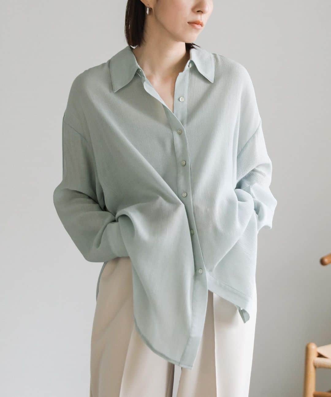 moca さんのインスタグラム写真 - (moca Instagram)「05.25 (Thu) NEW IN	   ■No. 20001149 楊柳オーバーサイズシャツ   ・price：4,950 yen（tax in）  ・color：grayish beige / grayish blue / mustard  程よい透け感が女性らしいオーバーサイズシャツ。  落ち感のあるシルエットで着るだけでこなれ見えを叶えてくれます。  凸凹感のある上質な素材でシワになりにくいのも嬉しいポイント◎  柔らかく滑らかな肌あたりで着心地も抜群です。  肌なじみの良いグレイッシュベージュ、清涼感のあるグレイッシュブルー、  夏らしいビタミンカラーのマスタードの3色展開でご用意。  羽織りとしても大活躍なおすすめアイテムです。   #selectmoca」5月26日 19時00分 - selectmoca