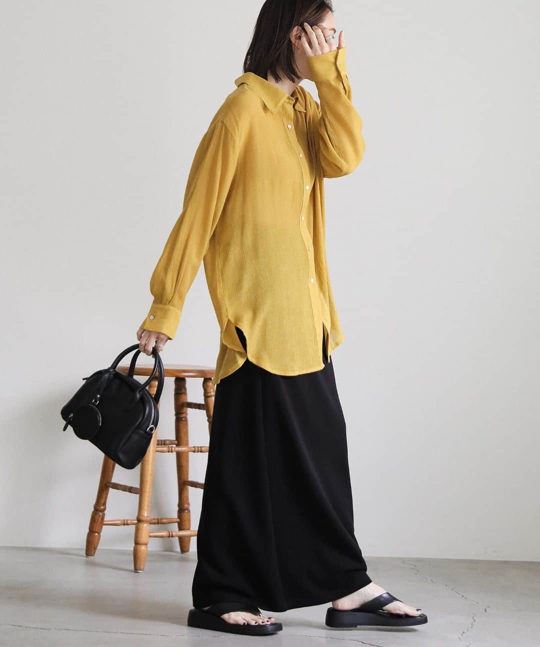 moca さんのインスタグラム写真 - (moca Instagram)「05.25 (Thu) NEW IN	   ■No. 20001149 楊柳オーバーサイズシャツ   ・price：4,950 yen（tax in）  ・color：grayish beige / grayish blue / mustard  程よい透け感が女性らしいオーバーサイズシャツ。  落ち感のあるシルエットで着るだけでこなれ見えを叶えてくれます。  凸凹感のある上質な素材でシワになりにくいのも嬉しいポイント◎  柔らかく滑らかな肌あたりで着心地も抜群です。  肌なじみの良いグレイッシュベージュ、清涼感のあるグレイッシュブルー、  夏らしいビタミンカラーのマスタードの3色展開でご用意。  羽織りとしても大活躍なおすすめアイテムです。   #selectmoca」5月26日 19時00分 - selectmoca