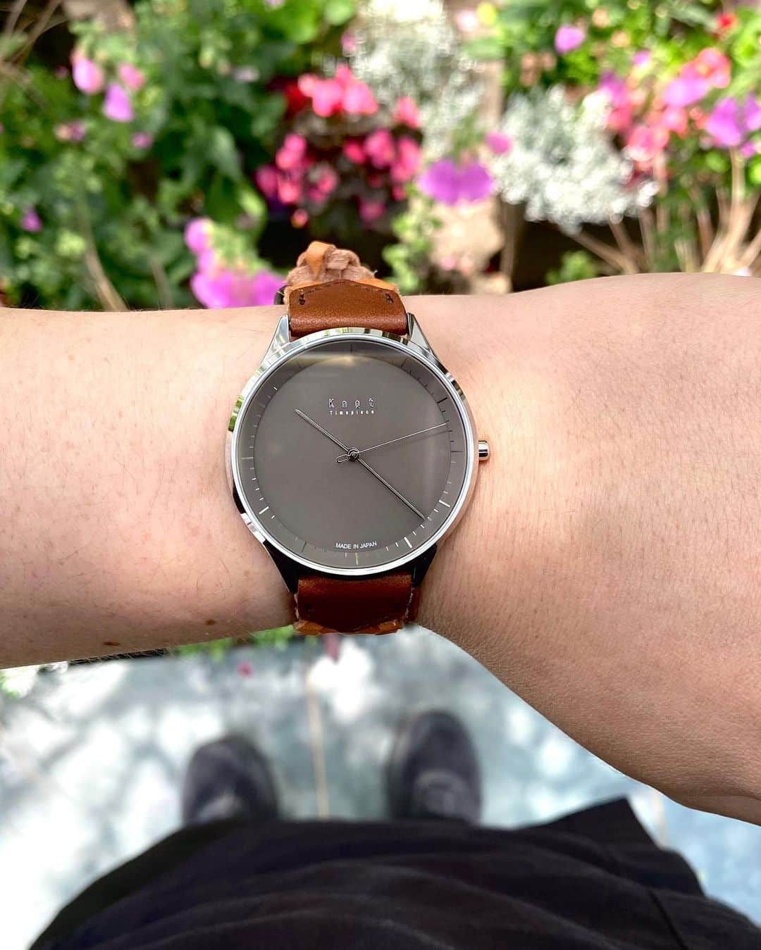 Maker's Watch Knotさんのインスタグラム写真 - (Maker's Watch KnotInstagram)「こんにちは、名古屋星が丘ギャラリーショップの折本です。 初夏の季節を迎え、気持ちが上がってきますね！  今日ご紹介するのは、文字板が僅か6.8mmという薄さが印象的なソーラーウォッチSTS-38シリーズです！ シンプルな時計なので、デザインのあるレザーストラップでカジュアルに遊びやすいのも Knotならでは。 こちらより直径の小さいSTS-32シリーズもございますので、ペアウォッチとしても人気の高い商品です⌚️  全国のギャラリーショップでは、実際にお手に取って自分好みの自由なカスタムをお好きなだけ楽しんでいただけます！ 是非一度Knotだけのカスタムを体験してみて下さい。 皆様のご来店心よりお待ちしております。 時計:STS-38SVWG ストラップ:MT2-18OKDB パーツ:EB-18SV  #knotwatch #watch #wristwatch #japan #madeinjapan  #時計#腕時計#国産時計#カスタムオーダー #名古屋#星が丘テラス  #nagoya #손목시계 #맞춤형 #오모테산도 #手表 #定制」5月26日 12時00分 - makers_watch_knot