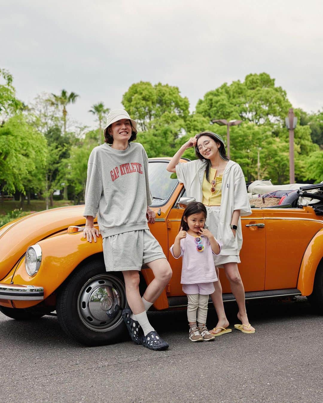 のインスタグラム：「ちんぱんさんと夏樹君とキキちゃんとビートル👨‍👩‍👧🚘🧡内装も天井オープン手動の感じもガソリンの匂いもたまんなくかっこよかったー！！  キキちゃんは最近仮面ライダーにどハマり中！その理由は「イケメン」だからだって😂笑  あ！ついに僕のマイカーが5/30に納車されます🥹🥹🥹🥹🥹  来年も撮りましょー！ #gap#gapkids#family#beetle#親子リンクコーデ」