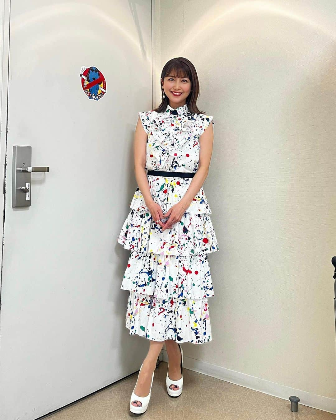 新妻聖子さんのインスタグラム写真 - (新妻聖子Instagram)「オンエア情報📺 and 久しぶりのお買い取り情報👚  フジテレビ「滞在能力テスト」 2023年5月30日(火)20:00〜 に出演致します！  収録で着た @adonisis_official  のトップス(ワンピースに見えるけどセットアップなの！)がめちゃくちゃ可愛かったので🩷🩵💛❤️久々にお買い取りさせて頂きました！！  ジーンズ👖にもスカートにも、なんにでも合いそうですよね⁉︎  ピアスとリングも個性的でこれまた可愛いかった…！ときめく… @amitiecredirdesign  そして写真3枚目以降は昨日の我が家の夕飯🍚  @mamatastv さんの投稿で見つけた神レシピなんですが、激おすすめです！！ (詳しい動画付きの投稿があるので、興味ある方はこちらで→ @mamatastv)  パックに入った豚バラにそのまま大葉とチーズを挟んで、水溶き小麦粉を表面に塗って、パン粉をつけて、少ない油で揚げ焼き。  これ考えた人天才すぎる。 本当に簡単で、そして何よりものすごく美味しかった！！  息子も爆食いしていたので一日置いて明日また作ろうかなってくらい美味しかったです！！  今日の夜ご飯は火鍋を食べに行く予定なので、もう私のお口の中は火鍋…🍲🔥  皆様も素敵な木曜日をお過ごしくださーい✨ #新妻聖子」5月25日 10時40分 - seikoniizuma