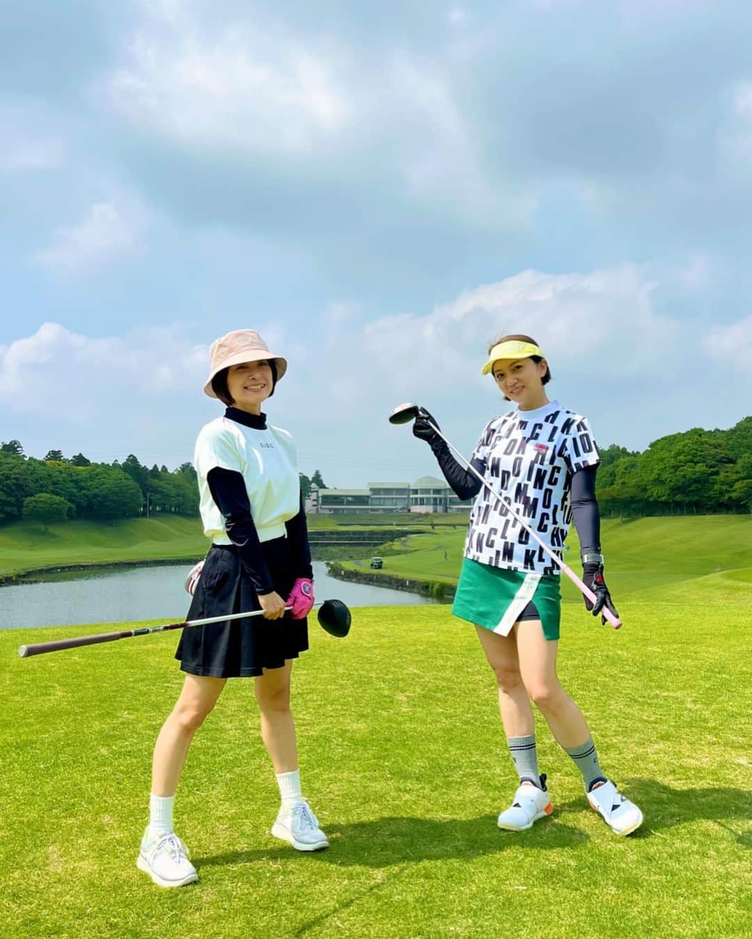 KONANのインスタグラム：「みっひーとゴルフへ行ってまいりましたぁ⛳️💓 . . アンバサダーをしてる、 新作のゴルフウェアを2人で着ましたよ〜❣️ @susic_golf  @michiko_london_golf  . . スコアは97⛳️ . . ベスト更新はいつやろかー？？😆 . . #golf #ゴルフ #ゴルフウェア #ゴルフ女子 #golfwear #golfstyle  #千葉 #佐原カントリークラブ #ゴルフ楽しい #趣味 #池ぽちゃビビる #100切り」