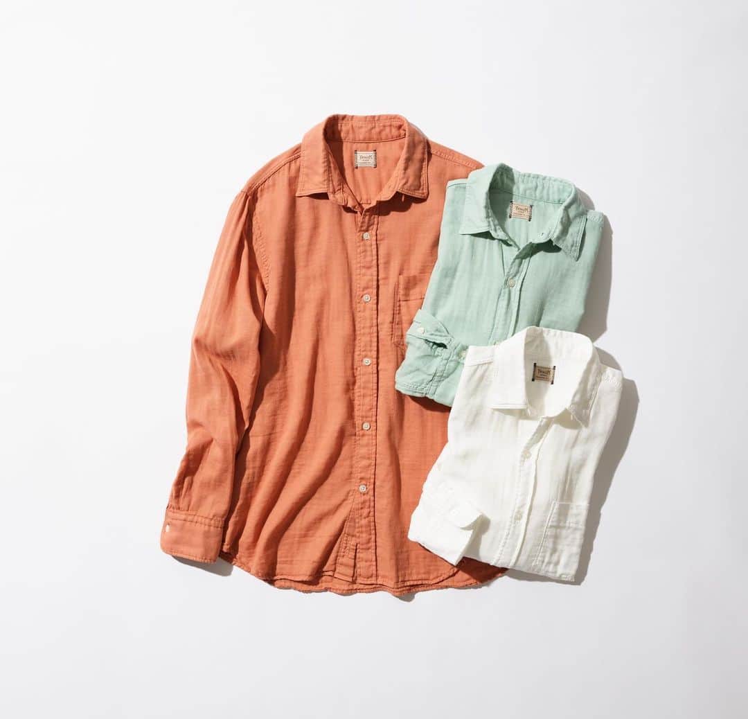 ヤヌークさんのインスタグラム写真 - (ヤヌークInstagram)「． ． "Standard Shirt" 一枚でも、羽織りとしてもサマになるYANUK定番のスタンダードシャツ。シャツ生地の産地「西脇産地」で織り上げたYANUKオリジナル素材のダブルガーゼ生地は、ほんのり控えめな光沢感と、 上品な綾織の表情、汗ばむ時期もさらっと着られると、リピート買いも相次いでいる名品です。 ミントとテラコッタは今シーズンのカラー。着るだけでココロが弾むようなフレッシュな印象に仕上がります。  #yanuk#denim#jeans#mensfashion#madeinjapan#okayama#nike#converse#ヤヌーク#シャツ#シャツコーデ#ストレート#ヤヌークデニム#夏コーデ#ブルーデニム#メンズコーデ#メンズファッション#ルーズデニム#エクリュ#ホワイトコーデ#ホワイトデニム#シンプルコーデ#大人コーデ#大人コーディネート#リラックスコーデ」5月25日 11時00分 - yanuk_official
