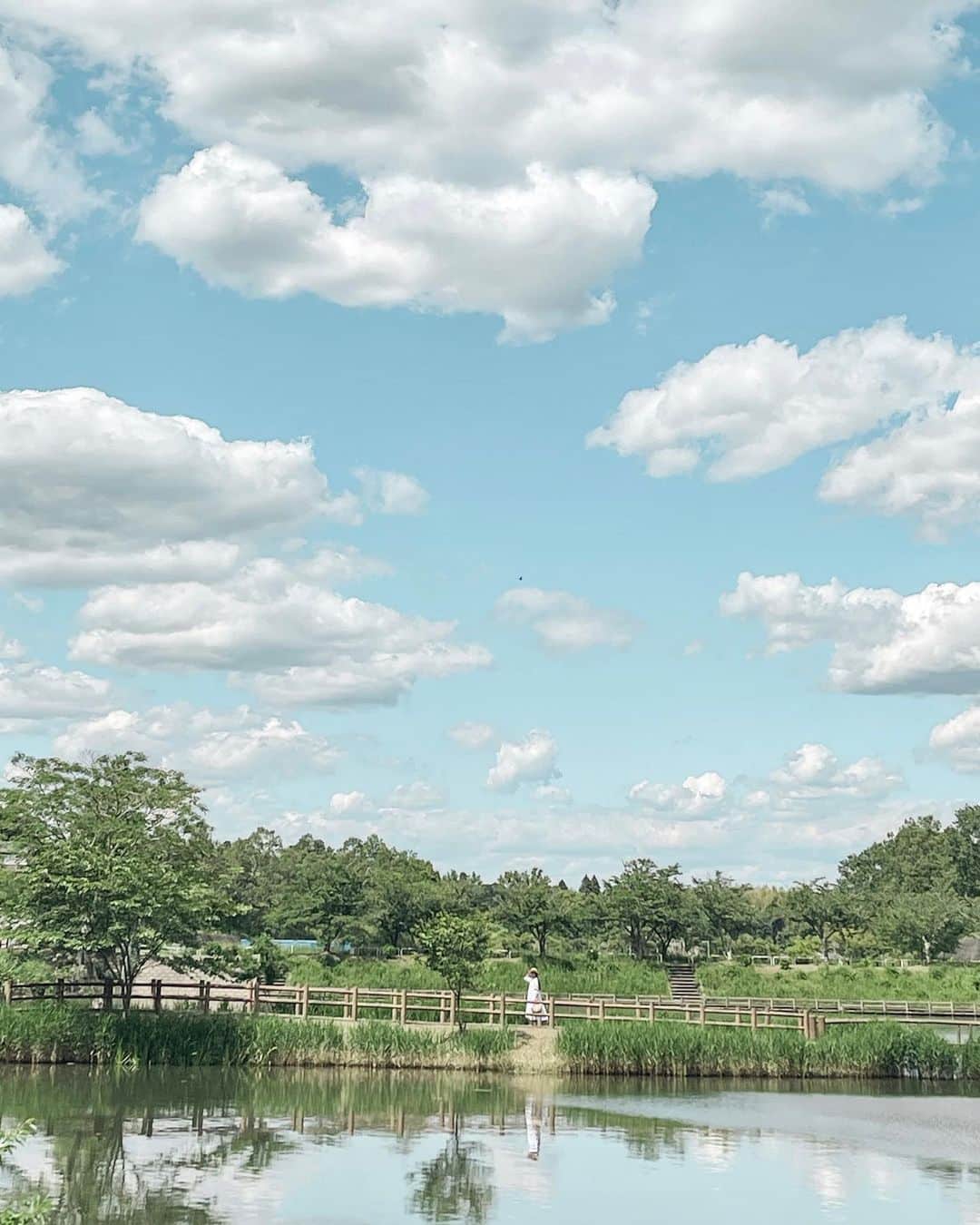 藤崎奈々子さんのインスタグラム写真 - (藤崎奈々子Instagram)「気分転換で自然に触れ合いたくて、緑を探してドライブへ なんと、すごく広い住宅街を抜けたら突然こんな公園？が リフレクションの素敵な湖で、ゆっくりお散歩を楽しみました ・ ３月頃から日差しが強くなってきて日焼け止めの研究をしていました だんだんお気に入りの日焼け止めが絞れてきたのでまたアップしていくね！ ・ #旅行好き女子 #旅行好き #大人旅 #小旅行 #ドライブスポット  #女子旅 #カメラ旅 #国内旅行 #関東旅 #週末お出かけ #千葉観光 #プチトリップ#daytrip #littletrip #trippics #ナナコタビ #ナナタビ」5月25日 12時05分 - nanakofujisaki