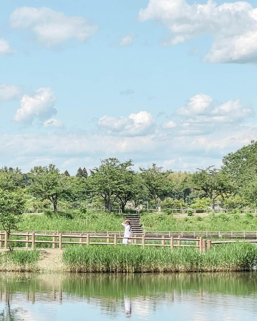 藤崎奈々子さんのインスタグラム写真 - (藤崎奈々子Instagram)「気分転換で自然に触れ合いたくて、緑を探してドライブへ なんと、すごく広い住宅街を抜けたら突然こんな公園？が リフレクションの素敵な湖で、ゆっくりお散歩を楽しみました ・ ３月頃から日差しが強くなってきて日焼け止めの研究をしていました だんだんお気に入りの日焼け止めが絞れてきたのでまたアップしていくね！ ・ #旅行好き女子 #旅行好き #大人旅 #小旅行 #ドライブスポット  #女子旅 #カメラ旅 #国内旅行 #関東旅 #週末お出かけ #千葉観光 #プチトリップ#daytrip #littletrip #trippics #ナナコタビ #ナナタビ」5月25日 12時05分 - nanakofujisaki