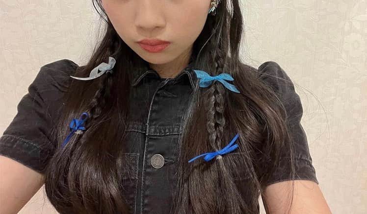 伊勢鈴蘭のインスタグラム：「CanCam7月号発売中です。アンジュルム全員で登場させて頂きました！  このデニムの衣装に甘くリボンつけるの可愛すぎて、そしてイヤリングがキラキラで可愛すぎて撮ろうとしたら全然綺麗に写せなかった...のでぜひGETして見てください🤵🏻‍♀️」