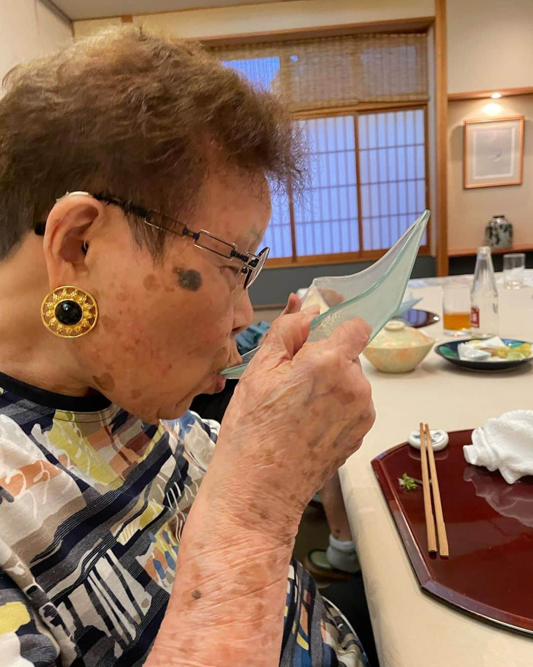 Soweluさんのインスタグラム写真 - (SoweluInstagram)「この前のおばあちゃん👵🏻 91歳よく食べる食べる！ ざる蕎麦が大好物なの🥢  最後の写真は 毎回レンコンが出る度必ずやるポーズ😂  食べれるっ幸せだねって感謝しながらたくさん笑った1日でした🍀  #おばあちゃん #ざる蕎麦 #大好物 #91歳」5月25日 11時04分 - sowelu_