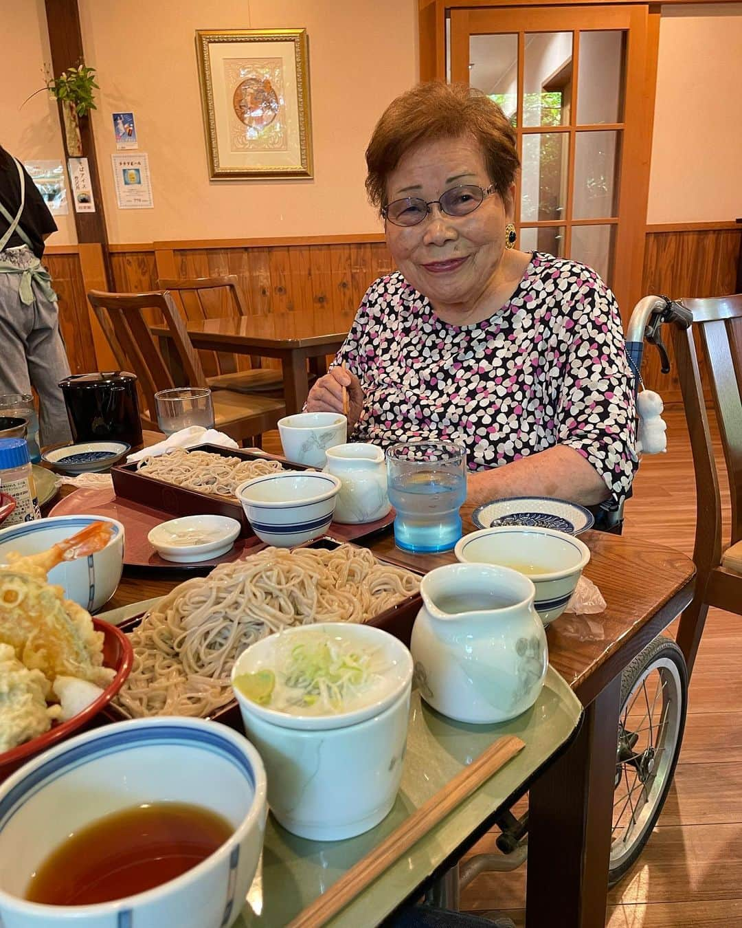 Soweluのインスタグラム：「この前のおばあちゃん👵🏻 91歳よく食べる食べる！ ざる蕎麦が大好物なの🥢  最後の写真は 毎回レンコンが出る度必ずやるポーズ😂  食べれるっ幸せだねって感謝しながらたくさん笑った1日でした🍀  #おばあちゃん #ざる蕎麦 #大好物 #91歳」