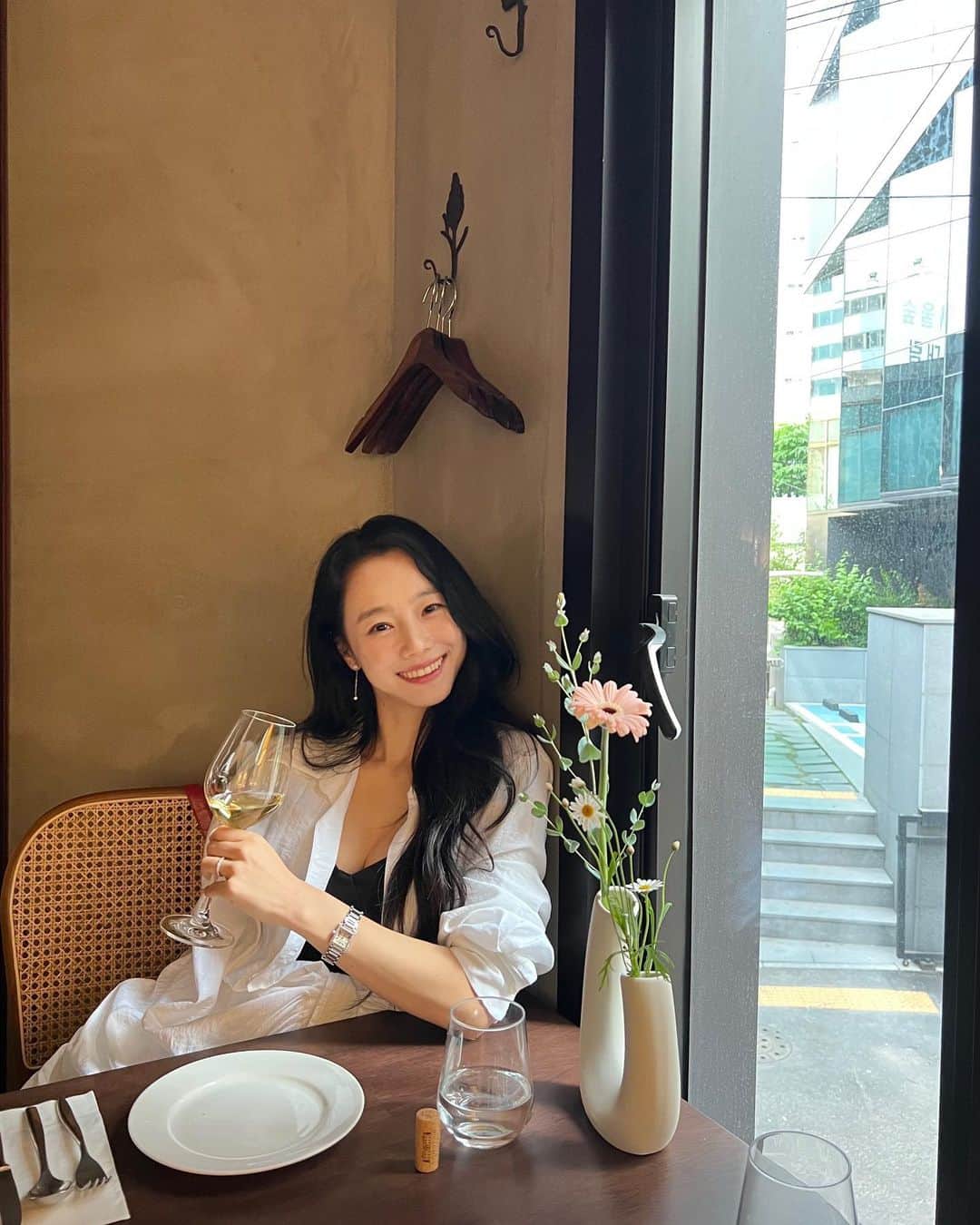 イ・シウォンのインスタグラム：「우리의 낮과밤 🌷🫰🏻☀️🌙 지나가던 완전 힙한 MZ분이 찍어주심」