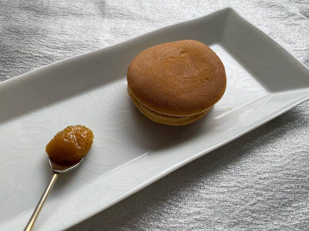 小橋めぐみのインスタグラム：「🦌  「奈良御菓子製造所 ocasi」の、 みかさどら焼き。 昨日まで渋谷スクランブルスクエアでポップアップをやっていたので買えました。  万葉集の時代から和歌にも詠まれ、奈良のシンボルの一つでもある「三笠山」。その形になぞらえ、奈良ではどら焼きのことを「三笠」と呼ぶそう。奈良県産の百花ハチミツが練りこまれているふっくらとした生地に、 ほどよい甘さの粒あんが挟まれていて、少し小さめサイズがうれしい。  このお店では、ペアリングジャムをお勧めしていて、どら焼きに合わせるペアリングジャムは、大和橘ジャム。 ひと匙添えて、粒あんの甘さと柑橘の酸味のハーモニーを味わいます。 どら焼きに更にジャムまで！！と躊躇いますが、合わせてみると、新鮮な美味しさ。もう一つ食べたくなっちゃいます。  sioのオーナーシェフ、鳥羽周作さんが監修されているそう♪  #奈良御菓子製造所」