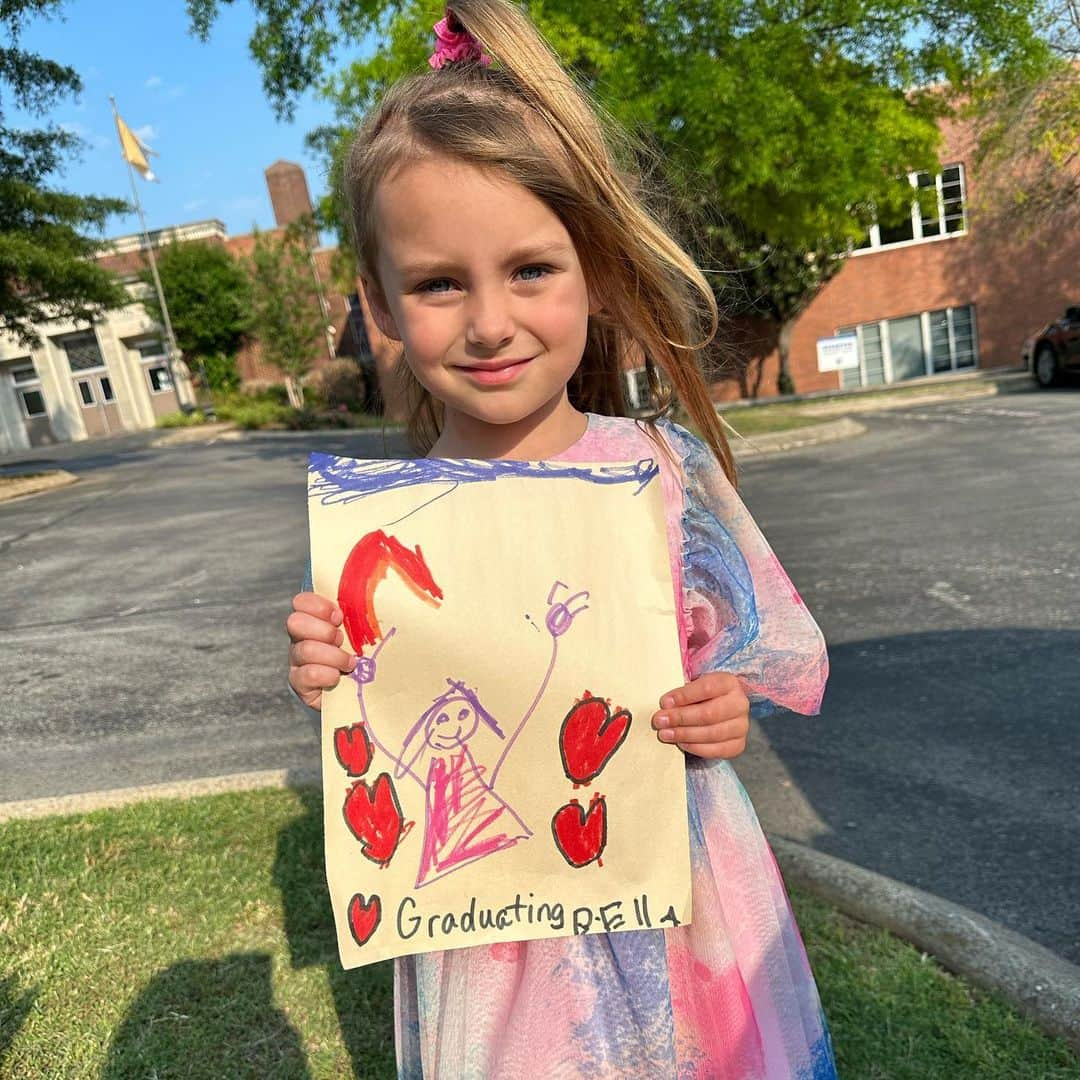 カーリー・ワデルさんのインスタグラム写真 - (カーリー・ワデルInstagram)「Bella graduated from Pre-k today! I can’t believe I have a kindergartener now! Where did the time go?!?!?!? After we left her final performance at school today I heard her in the backseat say “Charlie, thank you so much for making this such a great night when you clapped for me” 😭 I have the best kids ❤️」5月25日 11時07分 - carlywad